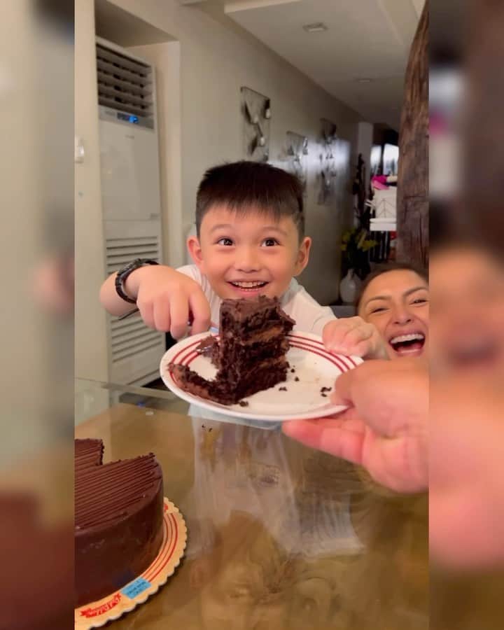 Iya Villaniaのインスタグラム：「Definitely our new fave chocolate cake here in Casa Arellano! Red Ribbon’s NEW Chocolate Heaven cake! Starting at P899, you can treat the whole bunch to a premium chocolate cake that will be wiped out in minutes! It really is their BEST chocolate cake yet! 🤤 So lucky for us, it’s now available in more Luzon stores starting April 1!  #RedRibbonChocolateHeaven @redribbonbakeshop」