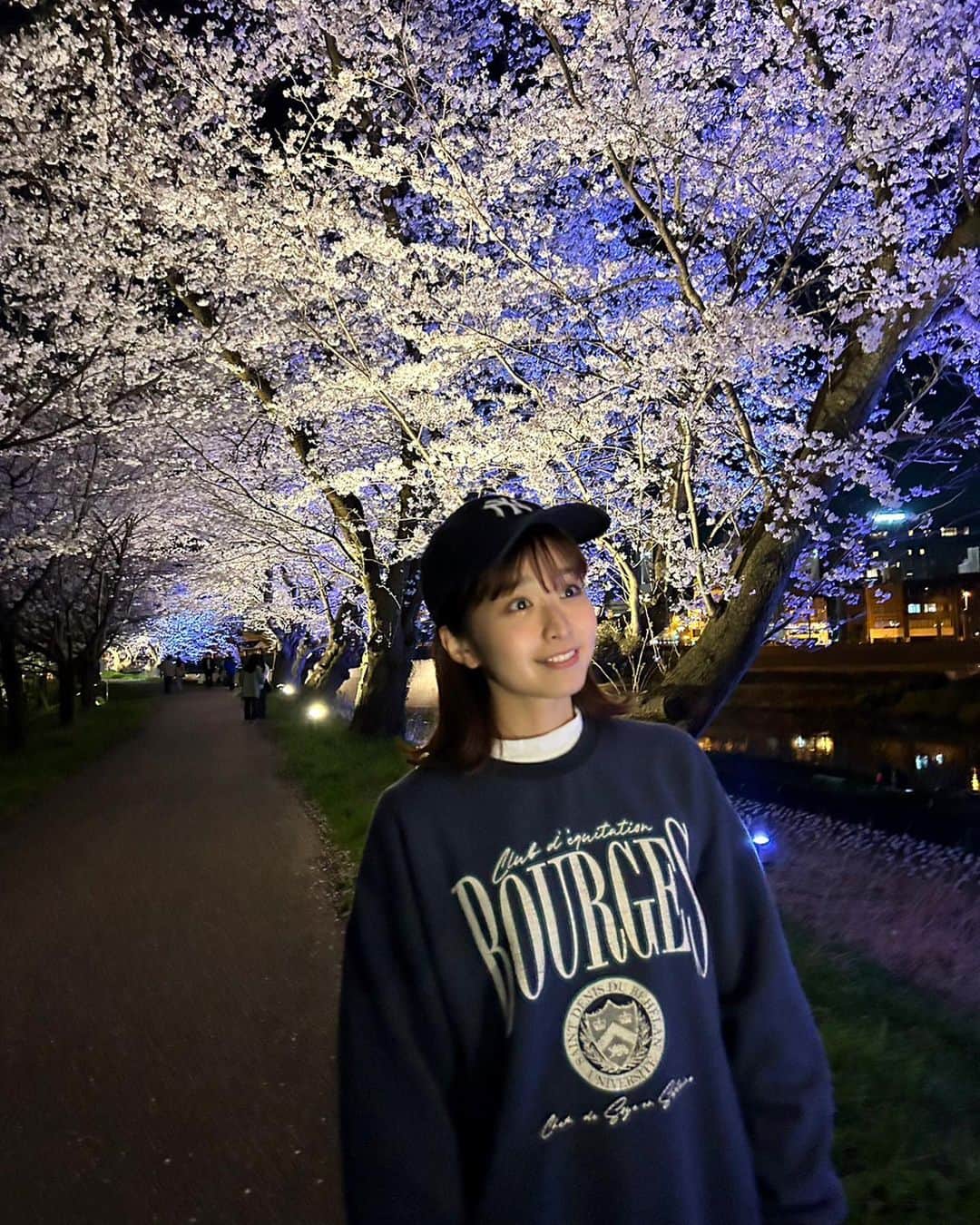 坂田茉世のインスタグラム：「日本さくら名所100選のひとつ 長さ２キロ以上も続く桜のトンネル 足羽川の桜並木〜🌸✨💫 青空に映える昼の桜もライトアップされる夜も綺麗！ 本当に大好きな福井の春おすすめスポット 河川敷は屋台やキッチンカーも出てて賑わっていました 何度来ても圧巻…！！！！！！」