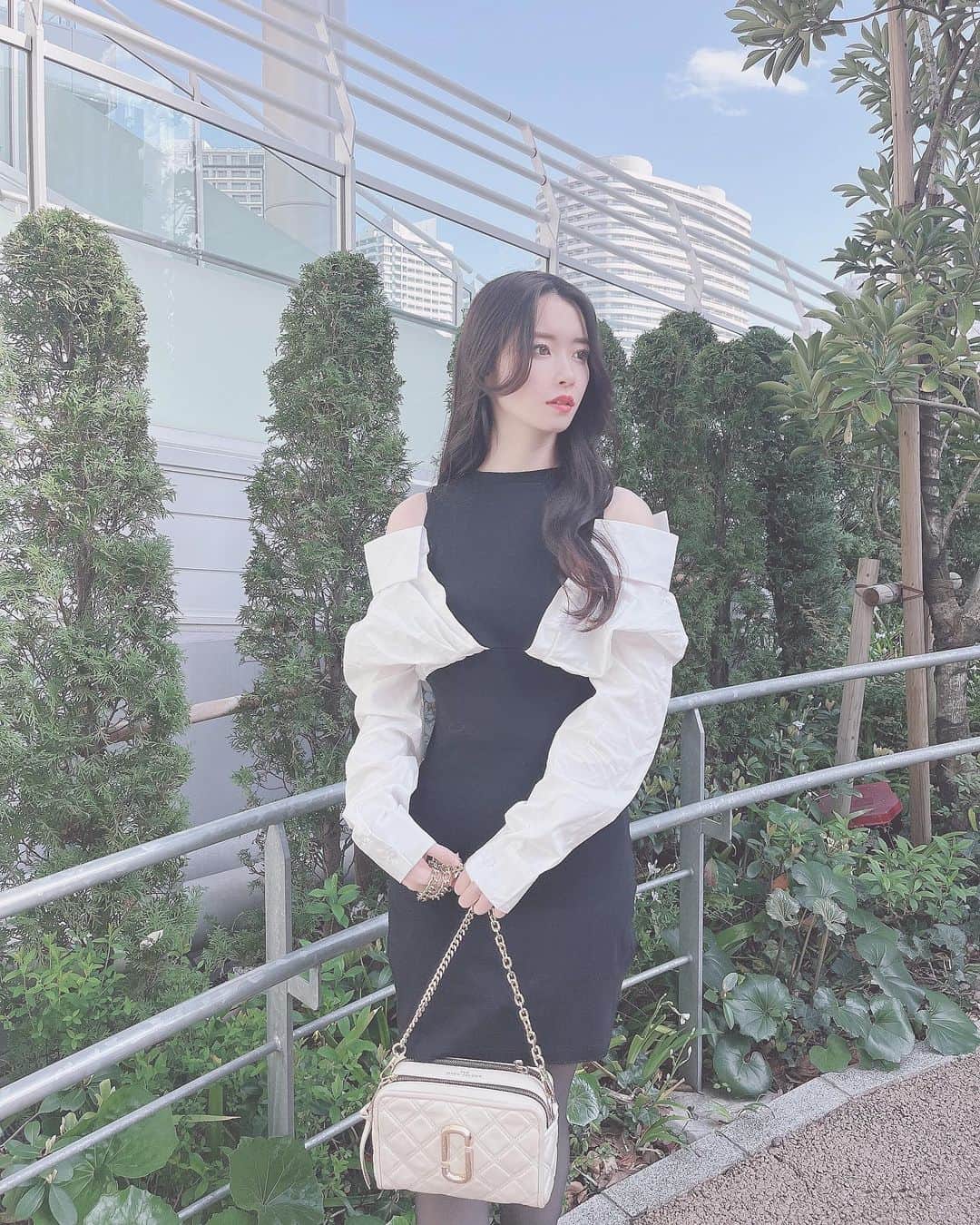 のインスタグラム：「. . coordinate𓂃𓈒𓏸𓐍  .  .  さっきストーリーに載せたら好評だったからもう載せちゃう😂📸  圧倒的勝利ワンピース👗✨ @shein_japan のオープンショルダーワンピース♡  こんなに可愛くて2,175円でございます😱💕  .  程よい肩出しと異素材具合がたまらん🙈💭  クシャッと感が苦手な人は、届いたらシャツ部分はスチームアイロンかけてね！  私はそのまま着てます🤪←ズボラなだけ  .  さっきも書いたけどクーポンコード👇👇  JPN161  を入れると最大20%offになるから良かったら使ってねん🤣🫶🏻  .  .   knit: @shein_japan  bag: @marcjacobsjapan  boots: @randa_pic   .  .  .   #SHEINコーデ #SHEIN #SHEIN購入品 #SHEINforall #OOTD #購入品紹介 #コーディネート  #ファッション #今日のコーデ  #お洒落さんと繋がりたい  #キレイめコーデ  #プチプラ #プチプラコーデ #フリーランスモデル  #ファッション好きな人と繋がりたい #ファッションコーデ  #アラサーコーデ #アラサー女子  #冬服コーデ  #冬コーデ  #オルチャン  #オルチャンファッション  #韓国  #韓国っぽコーデ  #韓国っぽ #韓国ファッション  #韓国系ファッション  #韓国系女子」