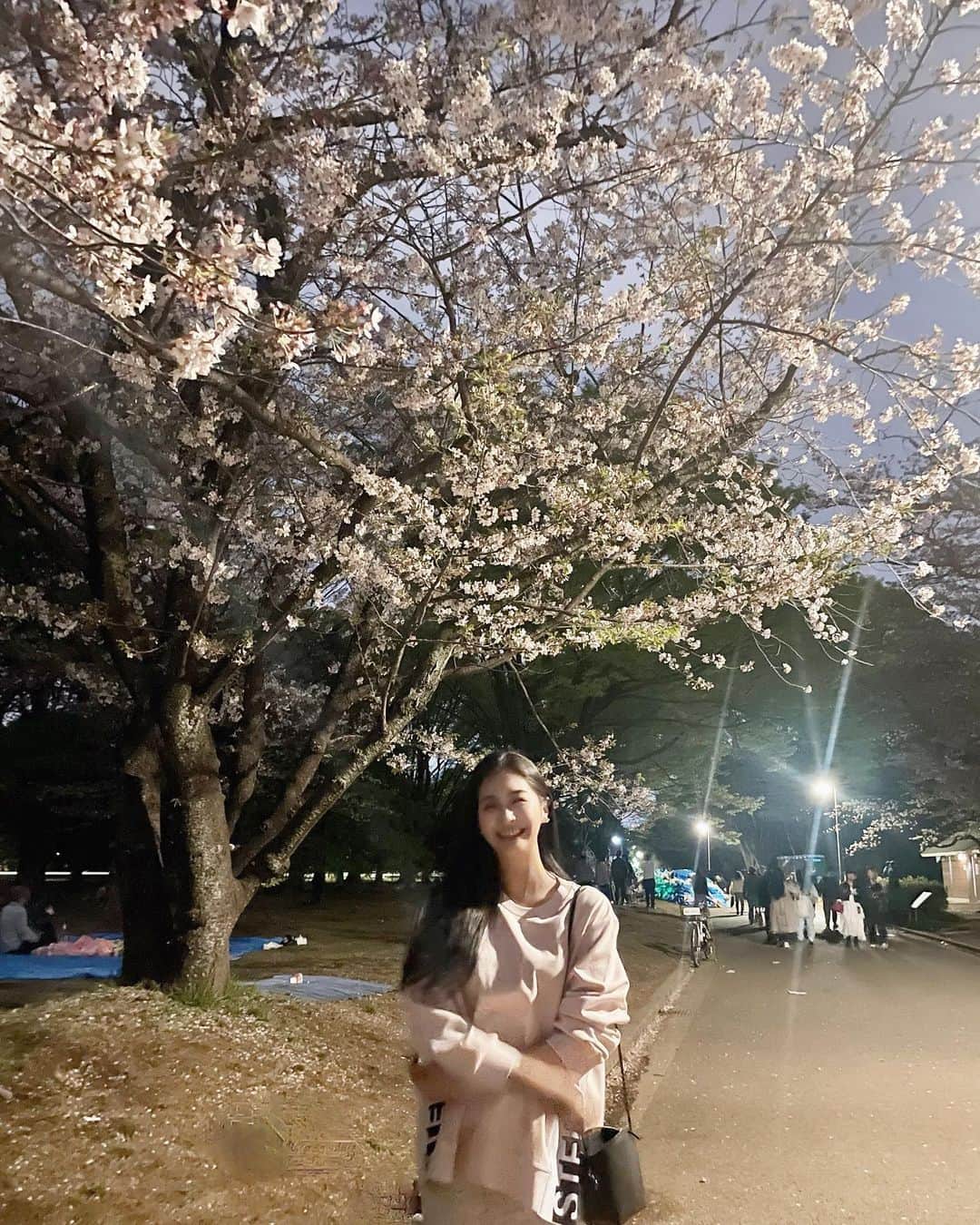 米山珠央のインスタグラム：「. 夜桜を楽しみました🌸🙈 賑わっていて春だな〜ってかんじ。 . . . #お花見 #代々木公園 #桜スポット」