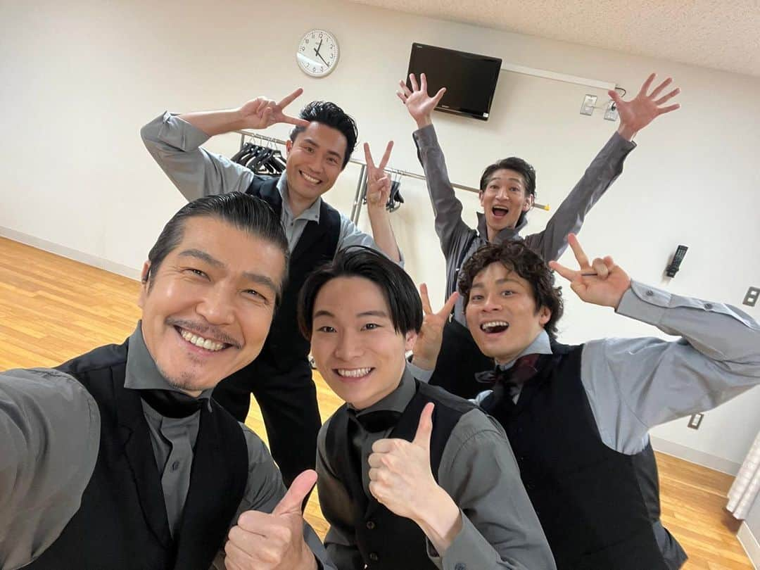 中井智彦さんのインスタグラム写真 - (中井智彦Instagram)「男5人で！！  男声アンサンブルパート 最初は5人しかいない！ と僕らもびっくりでしてましたが、 皆さん自分の役割をしっかり意識して歌ってくれて、もはやとても厚いコーラスに聴こえる。 頼れるみんな！！ 大阪も楽しみです！ #ジェーンエア #大澄賢也 #萬谷法英 #神田恭兵 #犬飼直紀」4月2日 17時51分 - nakaitomohiko