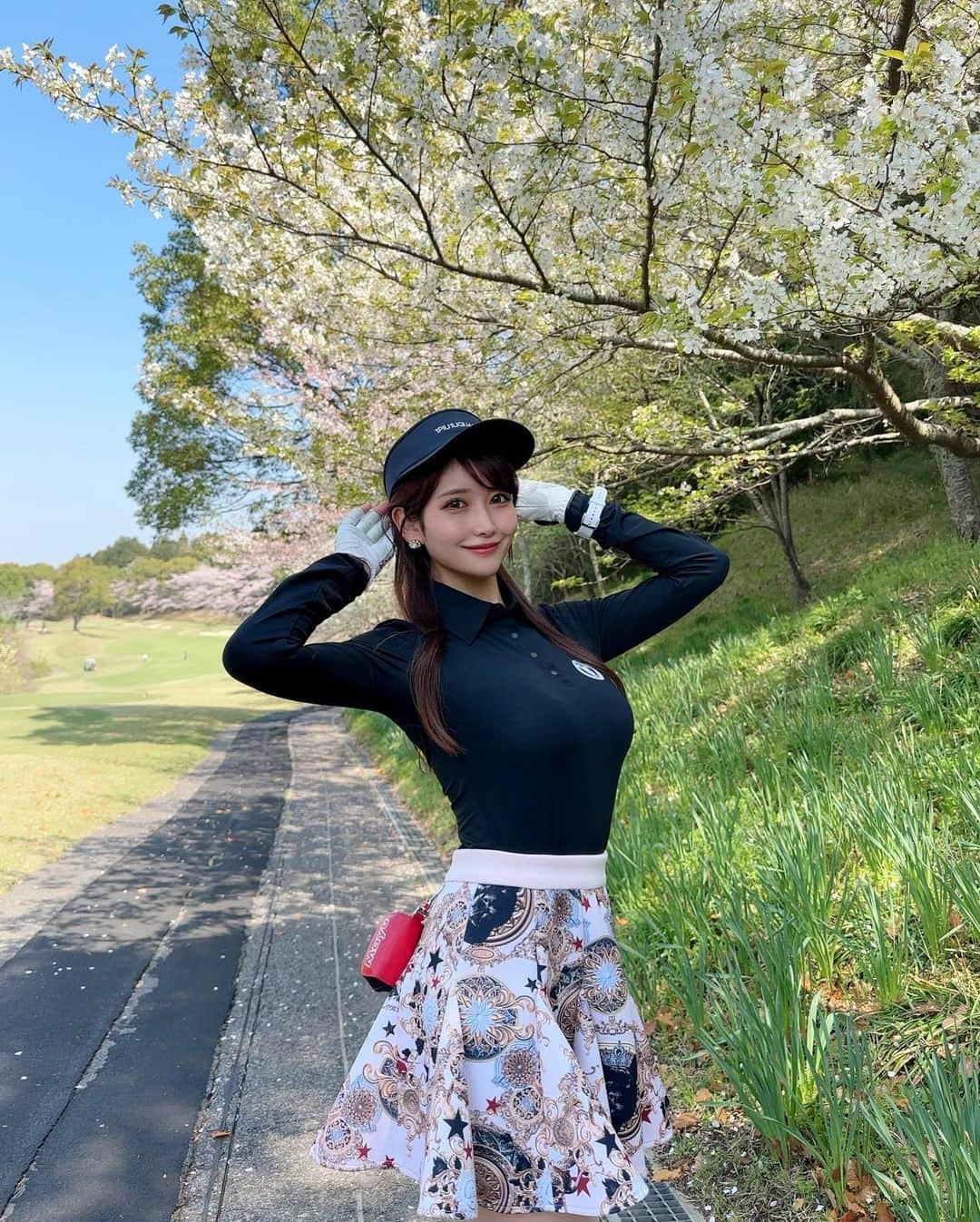 MAYUのインスタグラム：「. ⛳️🌸🌿 . お花見ラウンド🌸 この時期は桜が綺麗で四季の中でも特別な感じがある☺️✨ 葉桜になってるところもあったけど、それも素敵よね🌸🌿 . 桜っぽい淡いピンク色のスカートを履きたくて @utaagolf のウェアを着たよ🫶🏻 ボリューミーでとってもかわいいの💕 トップスはバックスタイルがかっこよくてお気に入り☺️ . おっきい立派な桜と撮った写真もあるから また載せようっと〜🥰🌸 . みんなはお花見ラウンドした？🍡 . . #ゴルフ女子#ゴルフ#ゴルフウェア#ゴルフコーデ#桜#桜並木#葉桜#ユタゴルフ#富里ゴルフ倶楽部#golf#golfwear#golfswing#golflife#golfaddict#golfstagram#golfclub#golfcourse#golfday#utaagolf#sakura#cherryblossom#japan#벚꽃#일본#樱花」