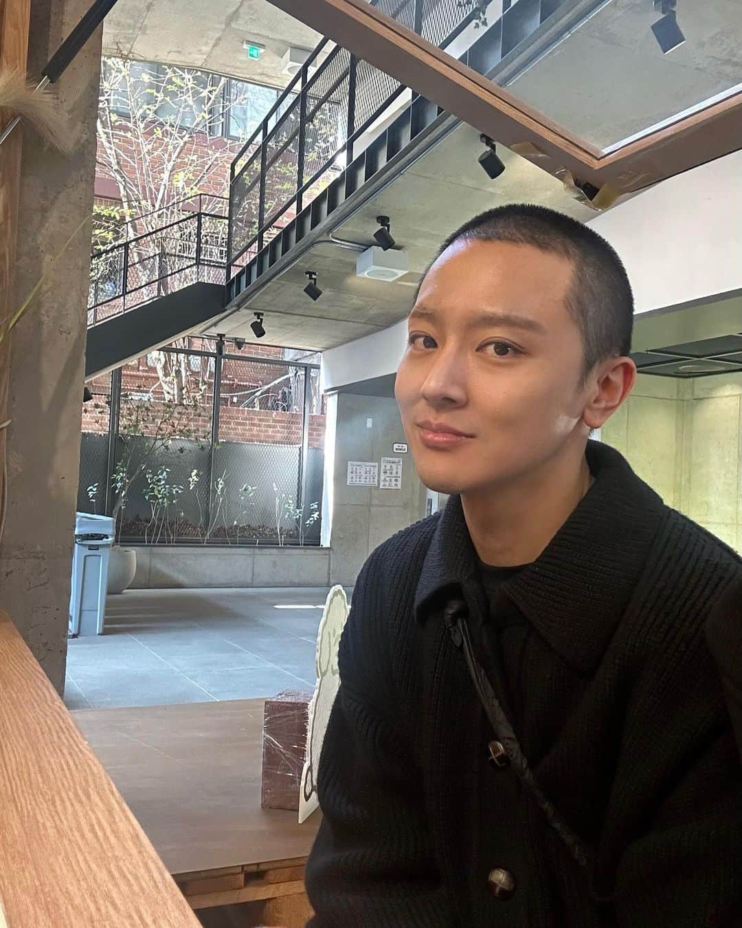 チャン・ジェホのインスタグラム：「자라나라 머리머리🫡」