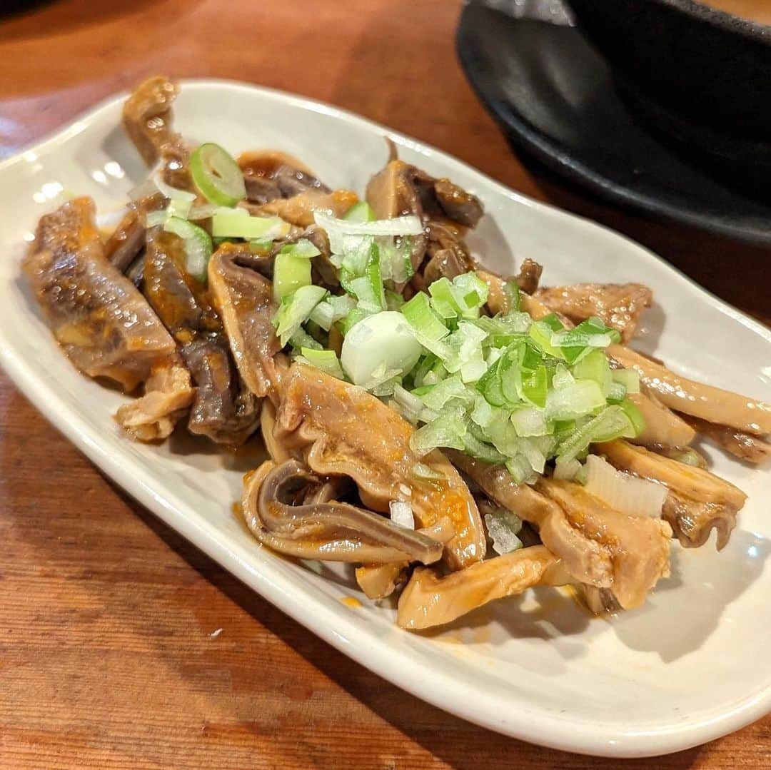 大見さなえさんのインスタグラム写真 - (大見さなえInstagram)「中目黒『焼きとん まるや』☺️🌸 目黒川の一本裏道にある焼きとん屋さん！ ⁡ 【煮込み】 ぷるぷるモツたっぷりの味噌煮込み🤤 染みた大根もいい。これはビール進む🍻 ⁡ 串はタン、つくね、しいたけ、かしらなど 注文したけど、どれも焼き加減が絶妙✨ ⁡ 特にハツ推し！！ごま油塩の味付けで プリサクッと食感がたまらん🥺💓 ⁡ 注文のスピード感あって焼き系は一気にきた！ 店内賑わってて コの字カウンターとテーブル席あり。 ⁡ 1人でも仲良い友達とも気軽に楽しみたい🙆‍♀️ ーーーーーーーーーーーーーーーーーーーー 注文メニュー📝 •煮込み •ガツ酢 •タン •しろ •銀杏 •かしら •しいたけ •つくね •ハツ •トマト ーーーーーーーーーーーーーーーーーーーー エリア　中目黒 予算　3,000円〜4,000円 オススメ　もつ煮、ハツ ーーーーーーーーーーーーーーーーーーーー 読んでくださってありがとうございます💓 🔖@tabe_megumi 東京・福岡を中心に 美味しいお店を紹介してます☺️ チェックしてみてね✨ ーーーーーーーーーーーーーーーーーーーー #焼きとんまるや #焼きとん #中目黒グルメ #中目黒居酒屋 #中目黒 #めぐログ_中目黒 #めぐログ_居酒屋 #赤提灯 #居酒屋 #やきとん #もつ煮込み #煮込み」4月2日 17時56分 - tabe_megumi