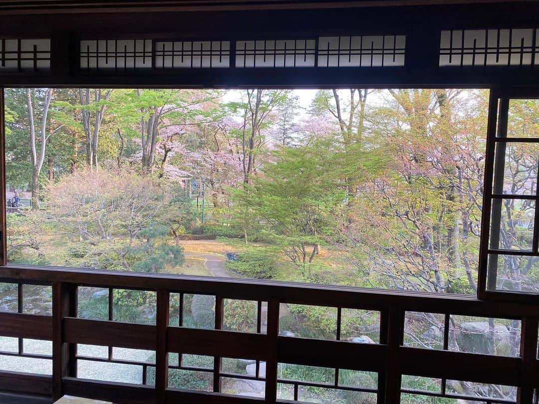 小川永子さんのインスタグラム写真 - (小川永子Instagram)「江戸東京たてもの園にて、風情たっぷりの古風な世界に浸り🏡✨  見上げれば、空には連凧が風に踊り、夕陽に染まる桜を愛でて、幸せな一日🌸  #お花見 #東京 #穴場 #昔の建物が好き  #写真 #桜」4月2日 17時58分 - hisak03