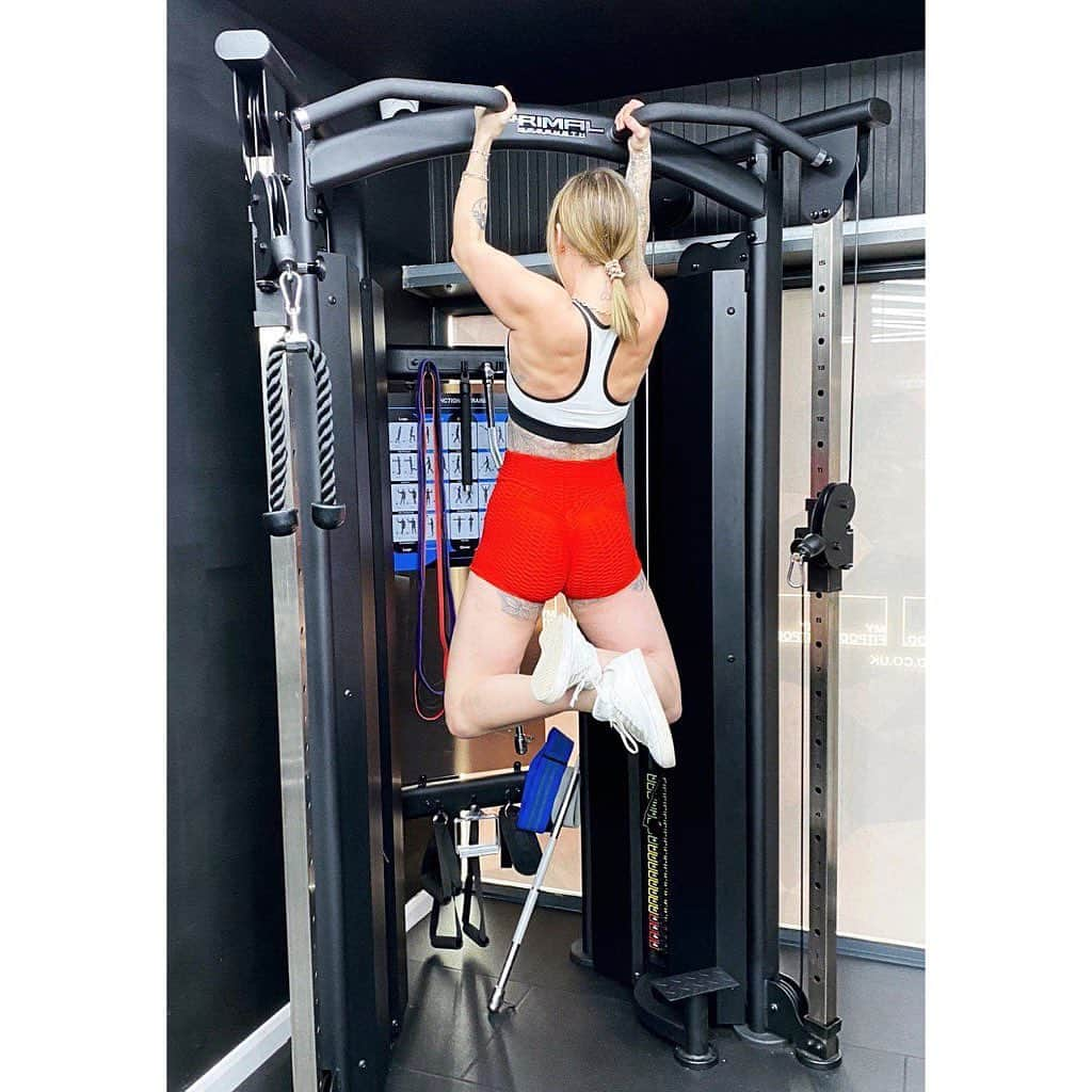 トレーシー・キスさんのインスタグラム写真 - (トレーシー・キスInstagram)「Let's talk pull-up's! How many reps can you do? 💪🏼You either love them or hate them but there are plenty of benefits to get you motivated to slip them into your workout whether you hit the gym or train from home. Pull-up's strengthen the back muscles, arms and shoulders as well as improving grip strength and cardiovascular fitness. Whether you use a resistance band, assisted machine at the gym or start off with negatives the end result is always worth each and every attempt for this upper body blasting exercise! Check out www.tracykisscoaching.com for more fitness tips and tricks 💚 #pullup #pullups #pullupbar #pullupchallenge #pullupsfordays #pullupprogression」4月2日 17時58分 - tracykissdotcom