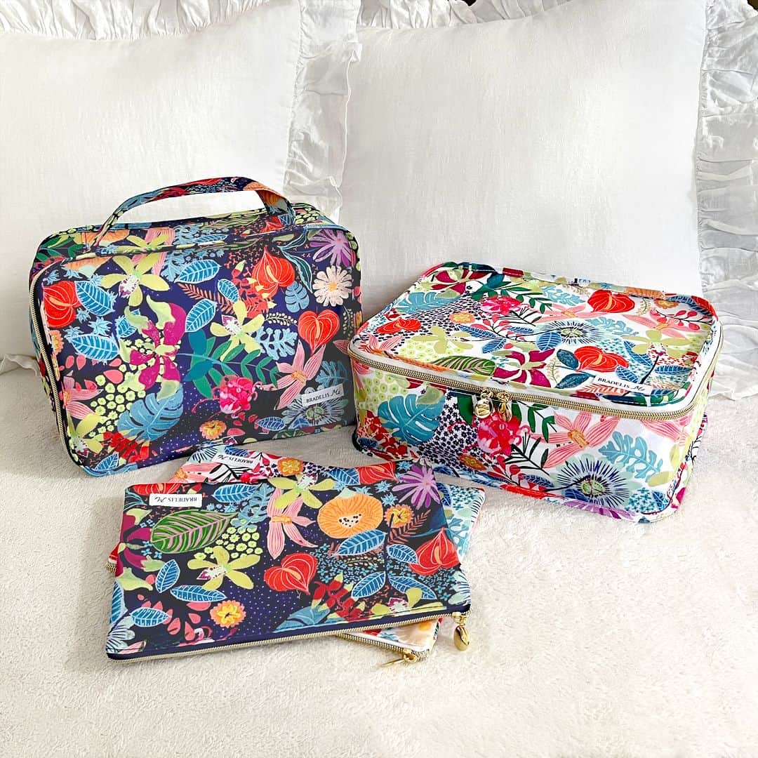 BradelisNewYork/ブラデリスニューヨークのインスタグラム：「. BRADELIS Plusme Pouch New Arrival.+  BRADELIS Plusmeポーチシリーズの新作が登場！ 持っているだけでハッピーな気分にしてくれそうなポップな模様♡  《Plusme Lingerie Pouch 01》 ¥2,310(税込) サイズ：約22cm×約30cm×約12cm  旅行や出張時のランジェリー・衣類の持ち運びにもちょうど良いバッグ型のポーチ。 マチがしっかりあるのでたっぷり収納でき、たくさん物を入れない時はコンパクトになるのでかさばらずに、カバンやスーツケースに入れられます♪ ダブルジップファスナーで開け口が大きく開くので、物の出し入れがしやすく中身が見えやすいのが嬉しいポイント♡  《Plusme Flat Pouch 01》 ¥1,210(税込) サイズ：約17cm×約26.5cm  すっきりとした薄く軽いフラットポーチ。 裏地がないので、タオルやブラ・ショーツを入れてもかさばりにくい♪ バッグインバッグとしても使えて、バッグからボタニカル柄がちらりと見えたときもおしゃれ.+*  【カラー：ホワイト・ネイビー】 ・ ・ ・ ※ご使用のパソコンモニターやスマートフォンの画面によっては、商品の色合いが画面表示のものと現物で異なる場合があります。  #ブラデリスニューヨーク #ブラデリス #bradelisnewyork #育乳ブラ #bradelis #育乳 #補整ブラ #補整下着 #補正 #補正ブラ #スタイルアップ #ボディメイク #styleup  #バストケア #美ボディ #春夏 #新作」