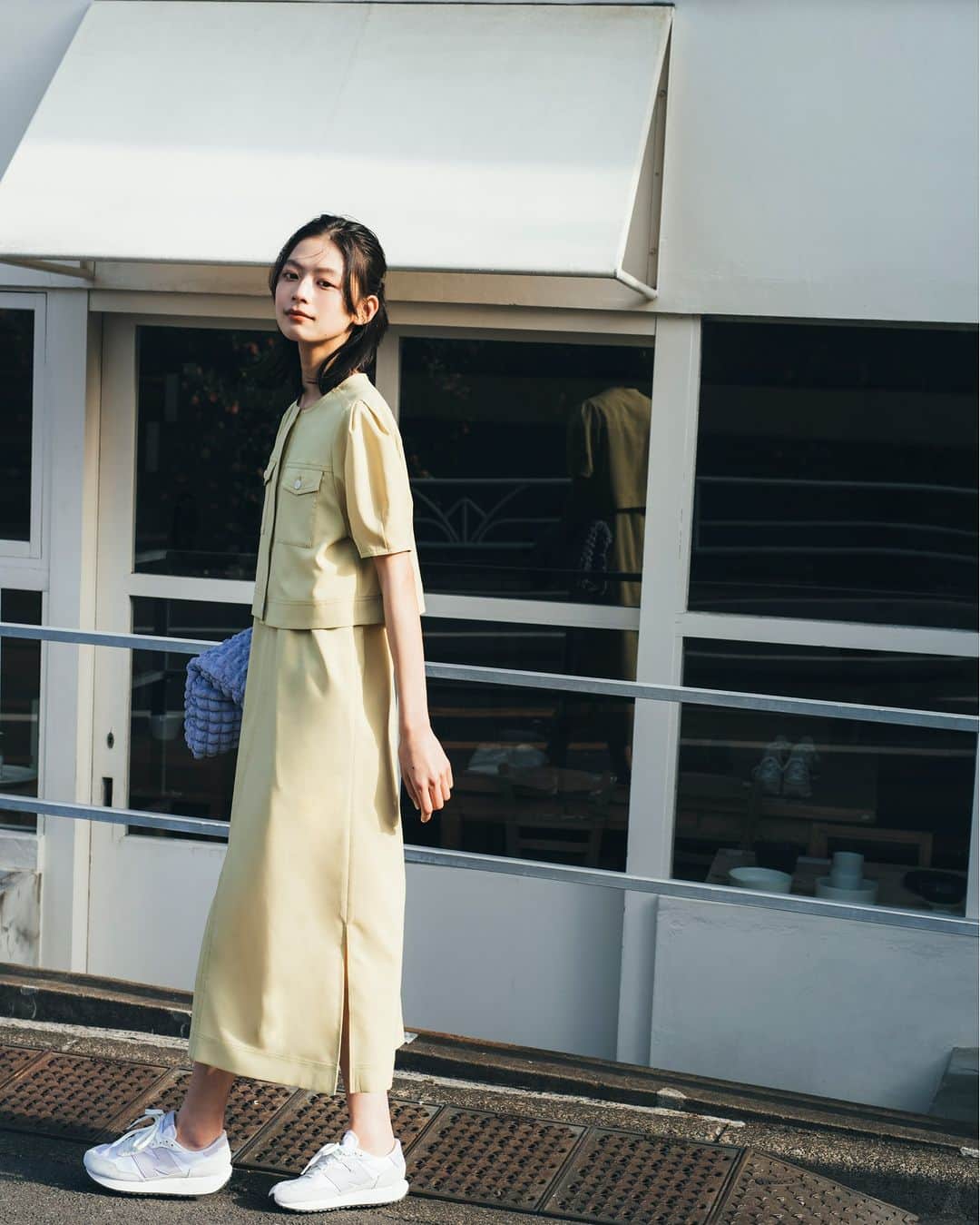 NATURAL BEAUTY BASICのインスタグラム：「松木育未さんが素敵に着こなしてくださった 春の新作webカタログ、第1弾が大好評公開中✨  ぜひチェックしてみてくださいね♪  ■＜ステッチワークセットアップ＞クロップドシャツブルゾン ¥9,460 tax in size:S/M color:クロ/エクリュ/ライムイエロー #0173155403  ■＜ステッチワークセットアップ＞Iラインキャミワンピ ¥10,450 tax in, size:S/M color:クロ/エクリュ/ライムイエロー #0173140403 -------------------------------------------  Normcore Style In mid spring feat.Ikumi Matsuki  ストライプのオーバーシャツに、 ボクシーベスト、ステッチワークのセットアップetc. 春コーデをバージョンアップしてくれる ノームコアなカジュアルアイテムをデリバリー。  とれたての旬クローズを身に纏って、 日常のワードローブにときめきを。  #松木育未 さん #春カラー #セットアップ #キャミワンピース #ブルゾン  #spring #春コーデ #スプリングコーデ #お出かけコーデ #オフィスコーデ #オフィスカジュアル #通勤コーデ #大人可愛い #カラーコーデ  #着回しコーデ #きれいめカジュアル  #ベーシックコーデ #ベーシック #ナチュラルコーデ #トレンドスタイル #シンプルコーデ #ナチュラルビューティーベーシック #naturalbeautybasic」