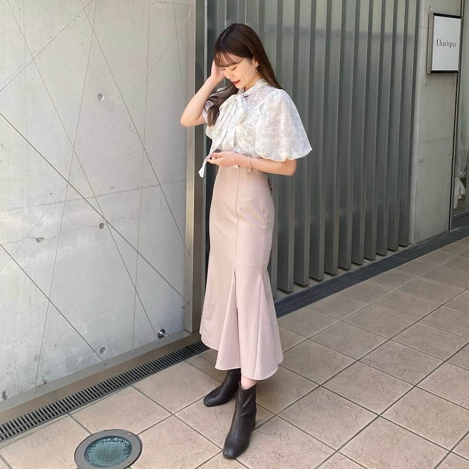 のインスタグラム：「. ／ ポイント10倍プレゼント中！ 詳細は @mercuryduo_styling  ストーリーからCHECK  トレンドのトワルドジュイ柄ブラウスと レースアップマーメイドスカート合わせで ピンクベージュのフェミニンコーデ✔︎ ＼ ⁡  #トワルドジュイ2wayリボンブラウス ⁡color :  blue/purple/beige size :  F 1,040ポイント付与  #バックレースアップストレッチマーメイドスカート color : babypink/pink/indigo/mix size : S/M 1,320ポイント付与  ⁡ アイテム詳細は @mercuryduo_stylingのTOPリンクより 公式サイトRUNWAY channelをご覧ください。  【着用スタッフ】 @mercuryduo_renako / 160cm 骨格ストレート ⁡ ⁡  ＿＿＿＿＿＿＿＿＿＿＿＿＿＿＿＿＿＿＿＿＿＿＿＿＿＿  ⁡ @mercuryduo_com   #MERCURYDUO #公式通販RUNWAYchannel #マーキュリーデュオ  ＿＿＿＿＿＿＿＿＿＿＿＿＿＿＿＿＿＿＿＿＿＿＿＿＿＿ #トワルドジュイ#トワルドジュイ柄#トワルドジュイブラウス#ブラウスコーデ#春ブラウス#リボンブラウス#マーメイドスカート#マーメイドスカートコーデ#レースアップスカート#ピンクベージュスカート#フェミニンコーデ#大人可愛いコーデ#大人可愛いコーディネート#大人フェミニンコーデ#カフェコーデ#旅行コーデ#デートコーデ#骨格ストレートコーデ#骨ストコーデ」