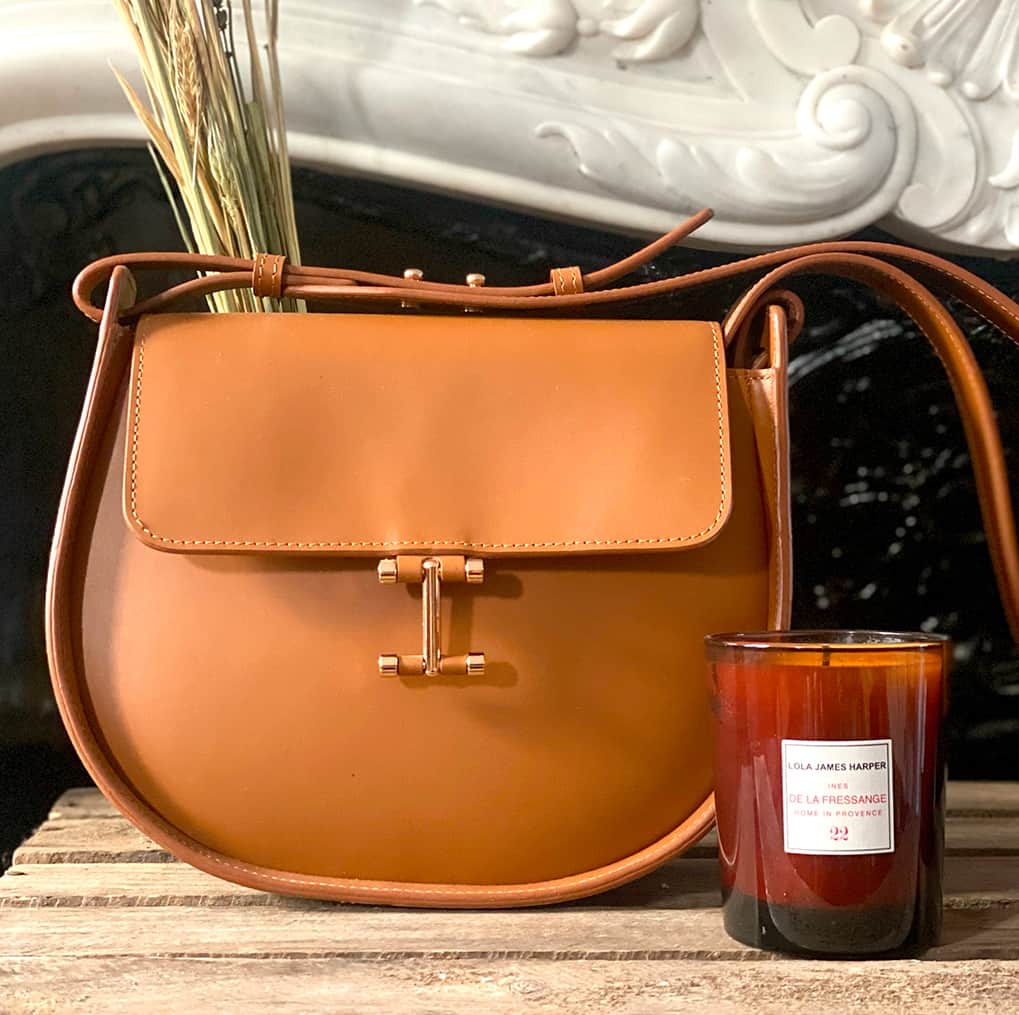 イネスドゥラフレサンジュのインスタグラム：「💛 NOTRE SAC SENDA Inspiré du monde de l'équitation et du travail des cuirs les plus nobles et robustes, le sac camel Senda concilie raffinement et élégance, esprit outdoor et vie urbaine. Il se porte en bandoulière et parle à la citadine en quête d'harmonie avec la nature. - 💛 OUR SENDA BAG Inspired by the world of horse riding and the work of the most noble and robust leathers, the Senda camel bag reconciles refinement and elegance, outdoor spirit and urban life. It can be worn across the shoulder and speaks to the city woman in search of harmony with nature.  #inesdelafressange #inesdelafressangeparis #girlsinines #paris #parisianchic #parisianstyle #girlsinines」