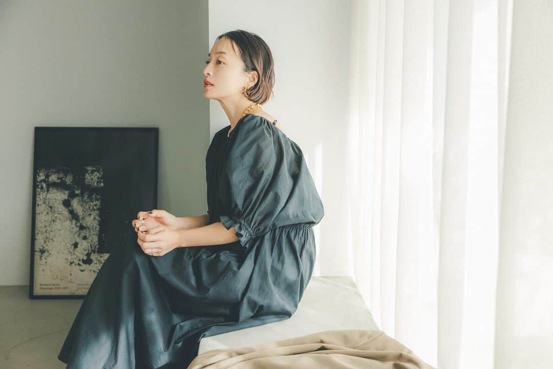 オブレクトのインスタグラム：「Miyako Takayama × oblekt  高山都さん @miyare38 とのコラボの新作ワンピース🌿 大変ご好評いただきありがとうございます✨  春らしい軽やかな素材感と、カラーリングが◎ インナーには、独立したペチコートがついており、お手入れも簡単です！ この機会に是非！！  オーガニックコットンシアーワンピース （ペチコート付き🌿） Color.ブラック/ライム/ホワイト Price ¥19,800 （include tax ）  【ONでも OFFでも カジュアルにもフォーマルにも ゆるっともかっちりも。 色使い次第、着こなし次第で、両A面なアイテムを。 軽やかに、しなやかに、纏うを楽しむ、春がやってきます。】   詳しくはoblekt 公式オンラインストア（Re:Circulet リサーキュレット）をご覧ください🌿  +++++++++++++++++++  #miyakotakayama #高山都 #oblekt #オブレクト」