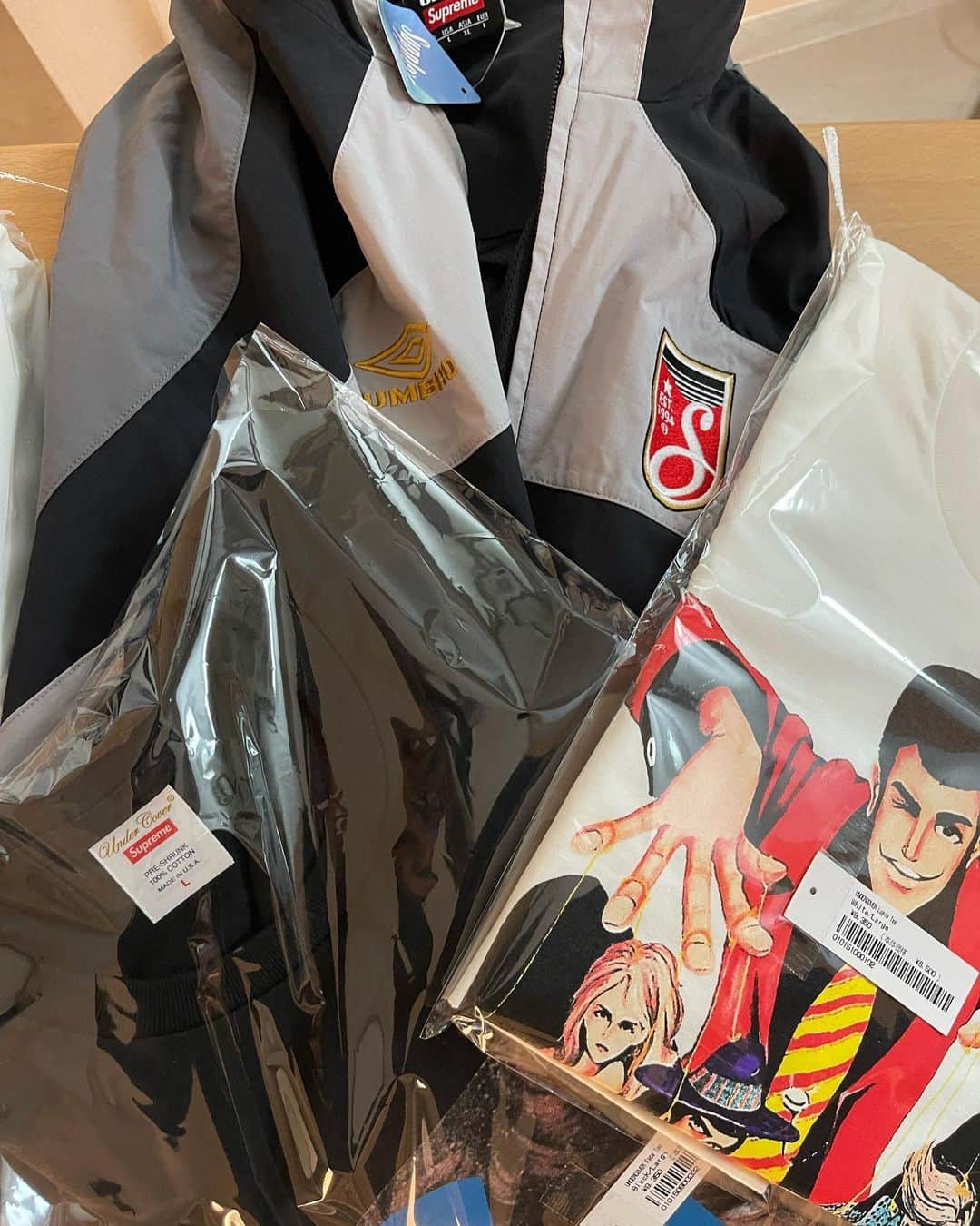 加代憲康のインスタグラム：「春専用🌸 supreme×under cover supreme×umbro BLACKお気に入りです！ ルパンはマジ最高ですね！ 春なんでumbro着たけど暑すぎた笑笑  サロンワーク終わって大阪へ🙌 本日というか毎日沢山のご来店ありがとうございます！ secret colorの春新色最高です！ 来週10日からは　@addicthy_color のセミナーです！名古屋、東京、鹿児島、熊本よろしくお願いします！  4月はタブーケイでの予約はsold out。 大阪での @granmash さんでのサロンワークはまだ数件取れます！  では、今日の夜のセミナー行ってきまーす🙌  #supreme #supremeundercover  #undercover #supremeumbro #umbro #アンダーカバー #シュプリーム #アンブロ」