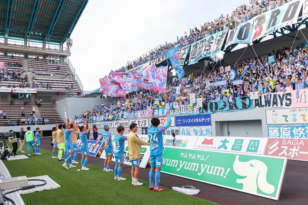 小川佳純のインスタグラム：「. 4/1(土)J1第6節vsFC東京 1-0 win  どんな状況になっても 選手たちが最後まで走り続けた結果、掴み取った勝利。 最高に痺れました。  スタジアムに来たみなさんを 『最高の笑顔』 にする事が僕らの使命です。 これからもその使命を果たすため、毎日を過ごしていきたいと思います。  最高の応援ありがとうございました！！  #サガン鳥栖」