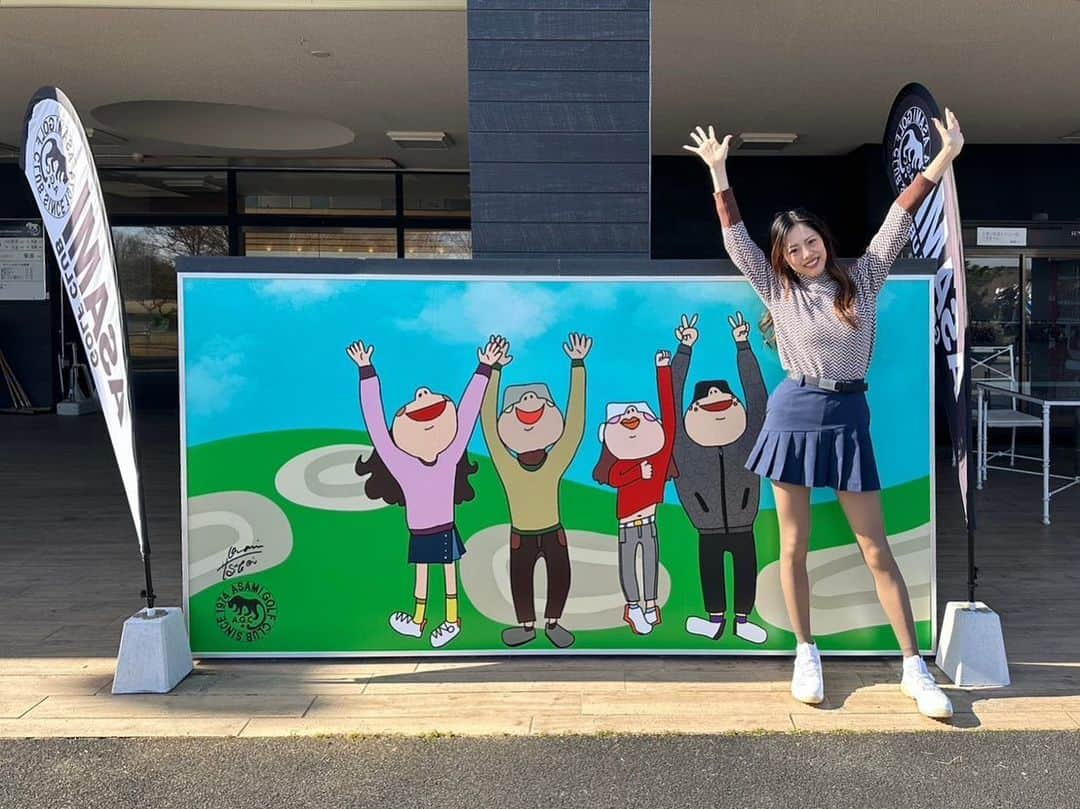 坪井保菜美のインスタグラム：「⛳️浅見ゴルフクラブ🐈‍⬛🐾  私が描いたイラストがあるので浅見ゴルフへ行った際、見つけてみんなでばんざいしてきてね🙌🏻✨  @asami.g.c  @artistic.yoga  #浅見ゴルフ倶楽部 #ゴルフ #🙌🏻 #イラスト #デザイン #アート」