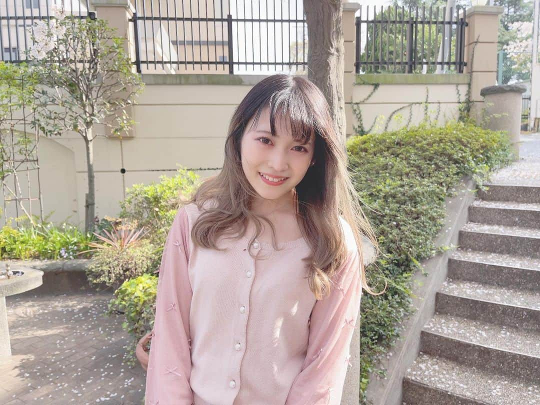 戸奈あゆみのインスタグラム：「最近、TIKTOKって見始めると、自分もやりたくなるなって思います💓  仕事(@feeep_jp )の方で出演してるので、何となく色々見始めたら、この音源可愛いからやりたい！とか思っちゃう🤣  芸能やってた人の性なのかな～とか思ったり。笑 プロになれる実力はないけれど、ゆるくエンタメをやりたい自分は、どこかにずっといるんだろうなと思います。  そんなこんなで、今日も仕事と大学院の研究をしていた私でした🥰  #japanesegirl #japanese #girl #photography #portrait  #selfie  #被写体 #自撮り #自撮り女子  #自撮り界隈 #model #写真 #フリーモデル #ポートレート女子 #モデル #撮影モデル #大学院 #大学院生」