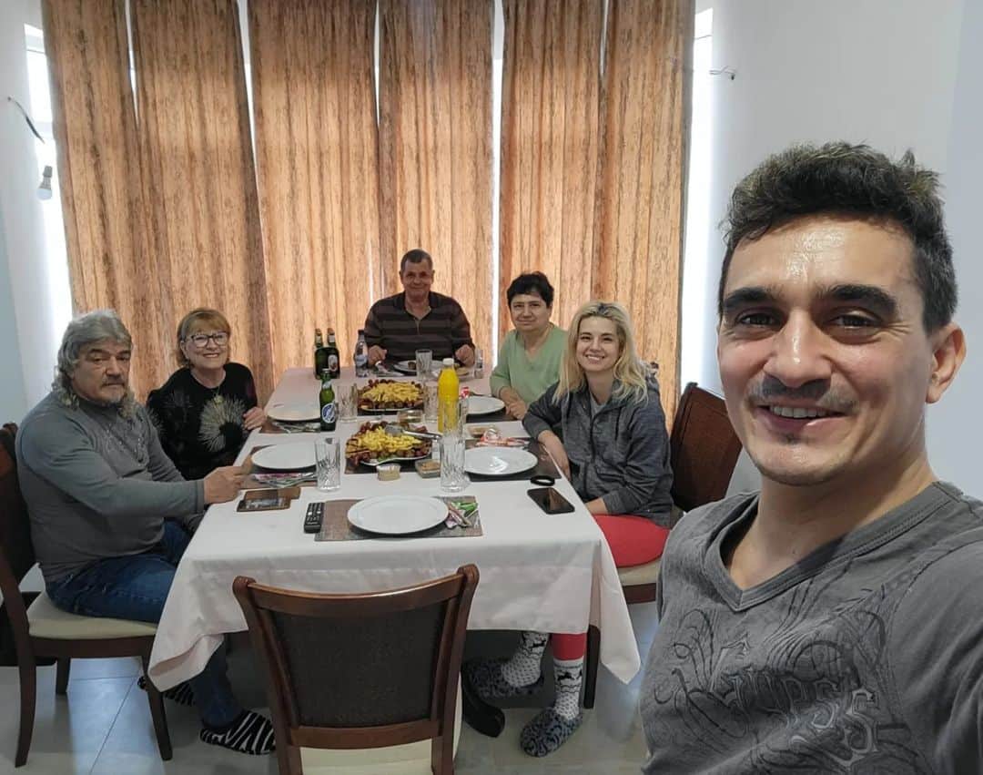 のインスタグラム：「Duminica în familie 🤗🥂❤️」