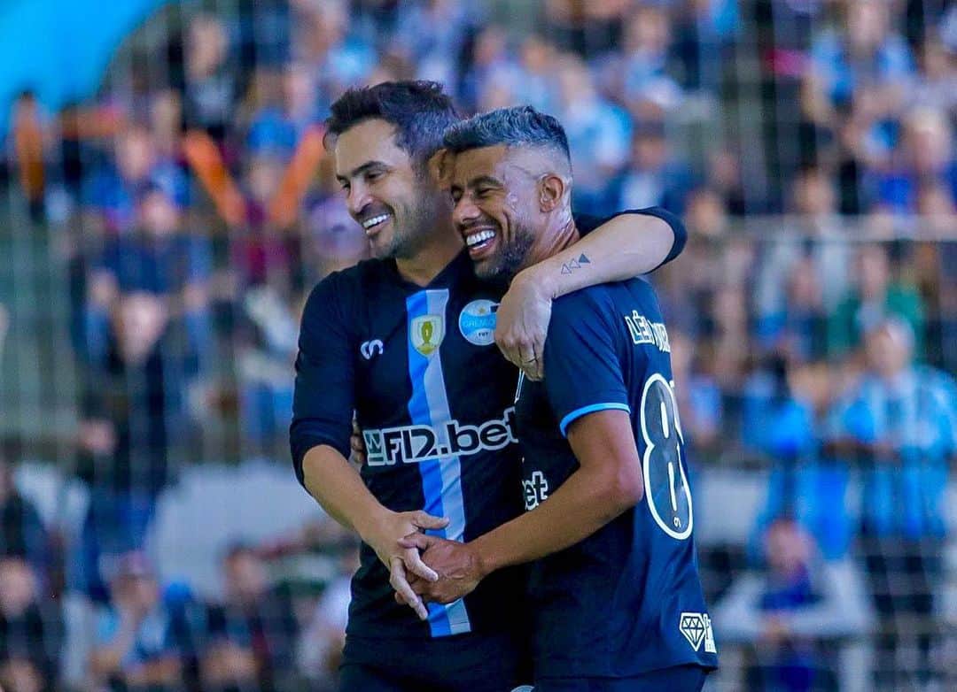 アレッサンドロ・ローザ・ヴィエイラのインスタグラム：「Que momento! Parceria @f12.bet e @gremiofutebol7 ,e poder jogar com feras da história desse clube gigantesco @gremio   🥅 Gols no stories   📷 @yurigomes @ducker_gremio」