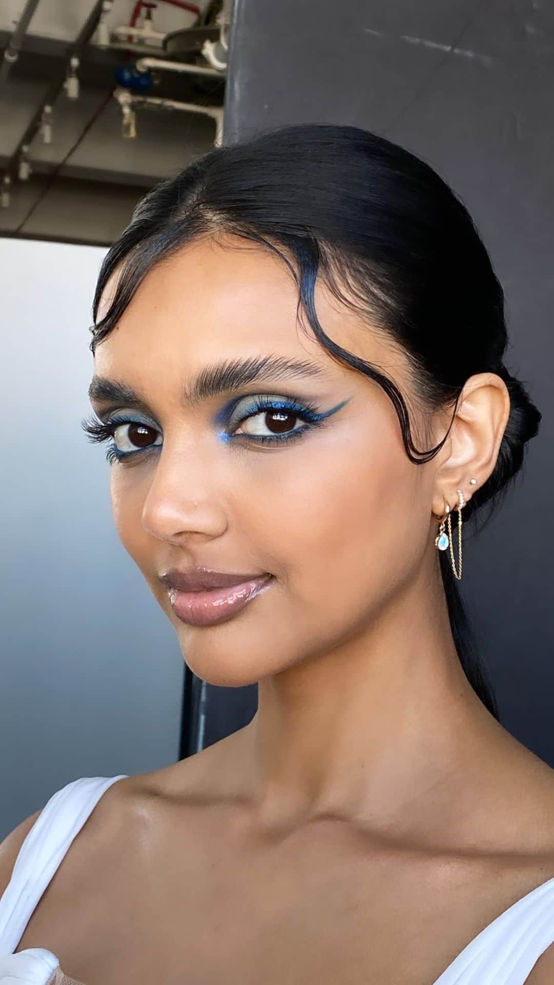 Mayela Vazquezのインスタグラム：「Blue on blue for @theiacouture on the beatiful @tomas.monica #makeupartist #makeuplooks #makeuptransformation #makeuplook #mayelavazquez #mayelavazquezbeauty #mua #summermakeup #springmakeup #makeupvideos」