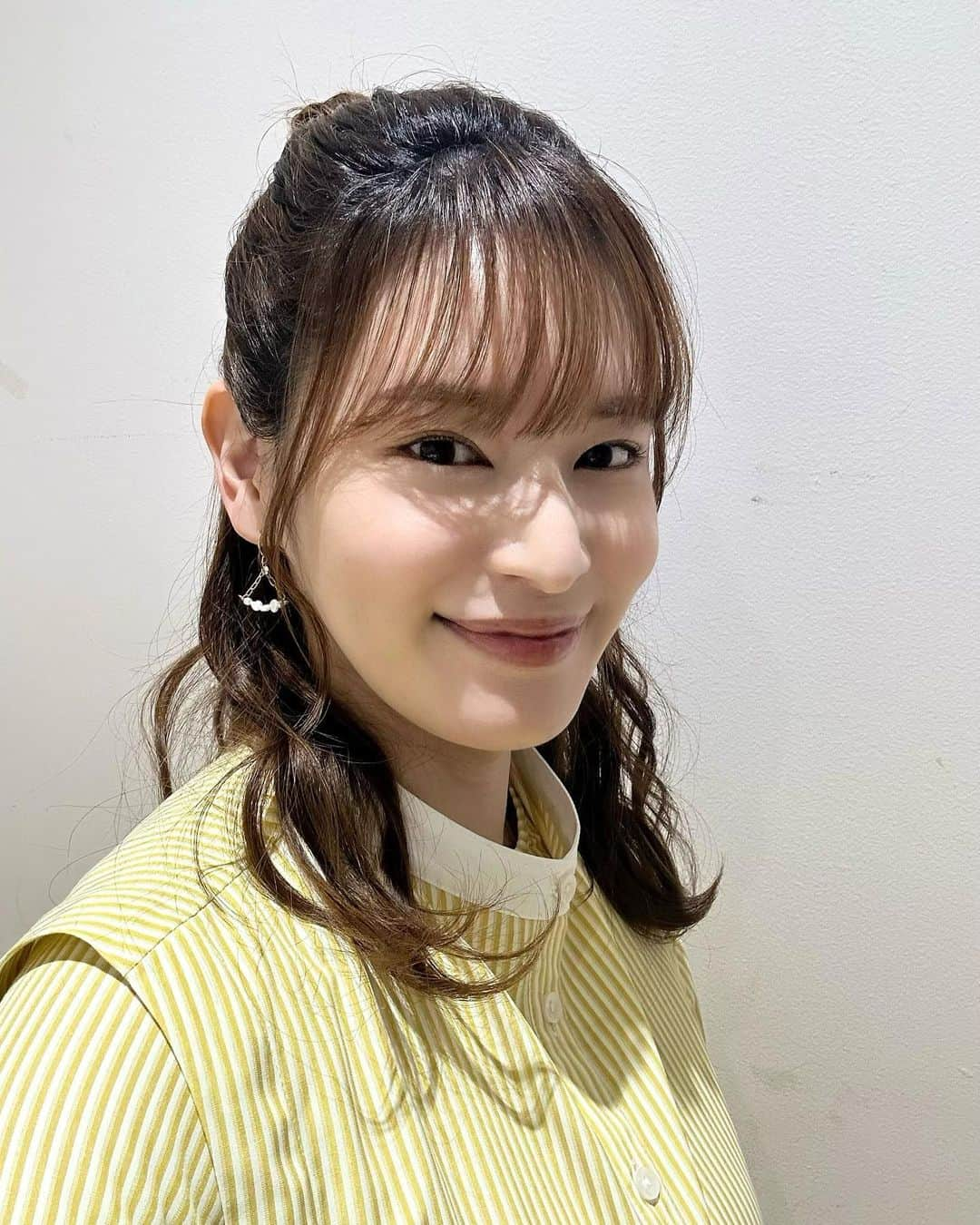 佐竹美希のインスタグラム：「髪型もワンピースも褒められた月曜日🌟 あとは順に、火水木です！  新年度ですね🌸  私は引き続き BSよしもとアナウンサーとして、 BSよしもと宣伝大使として、 （あ…最近あんまり活動できてない…）  今年度も楽しみながら頑張りますので 宜しくお願い致します🫡  私事ですが ３月は２回も風邪をひき、 人生初の花粉症も発症し、 ボロボロでした…🤧  この時期は環境の変化や寒暖差で 体調を崩しやすいですよね。  皆さん本当にご無理なく！ 新天地でお仕事スタートの方、 応援しています☺️  #衣装 #アナウンサー衣装 #女子アナコーデ #ワンピース #ワンピースコーデ #シャツワンピース #ブラウス #ブラウスコーデ #スカート #スカートコーデ #春服 #春服コーデ #アナウンサーコーデ  #ワシんとこポスト #BSよしもと #BS #吉本 #吉本興業 #吉本興業東京本部 #ニュース #news #ニュースショー #ニュース番組 #ニュースキャスター #アナウンサー #BSよしもとアナウンサー #佐竹美希」