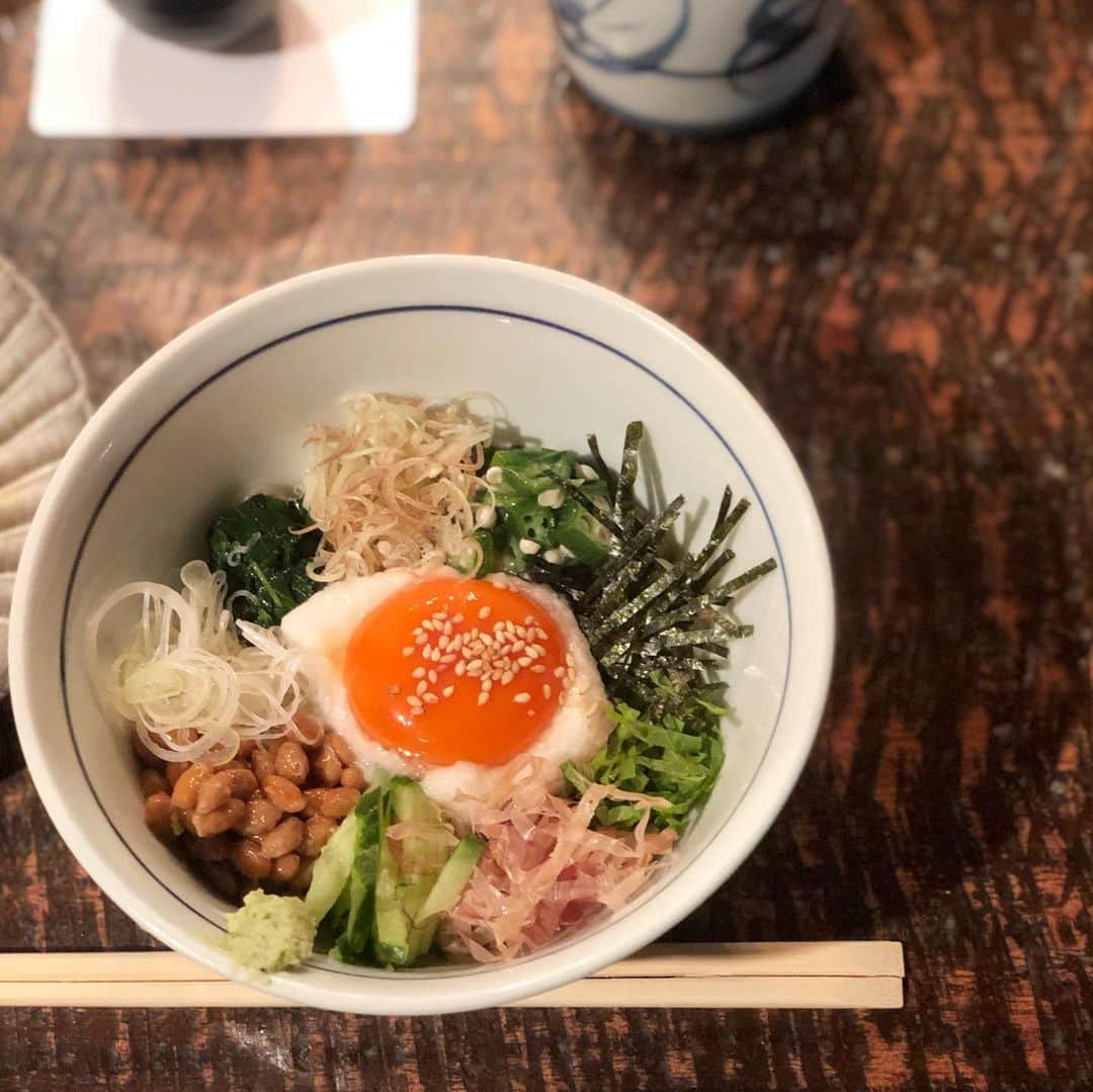 のインスタグラム：「Japanese people traditionally eat soba noodles as a celebration after moving residences, but we do that several times before leaving Tokyo each of times. It’s called “Hikkoshi Soba”. 🥢🍶 . 「や、引っ越し蕎麦だから！ これは引っ越し蕎麦だからさ！」と叫びながら帰国前に連日蕎麦屋で呑んでいた。 #松玄麻布十番  #川上庵」