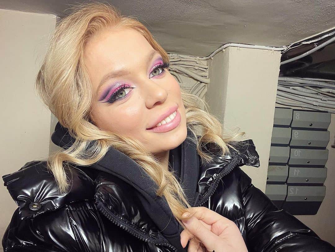 アナスタシヤ・ガルスチャンのインスタグラム：「взрываемся в весну 💘」