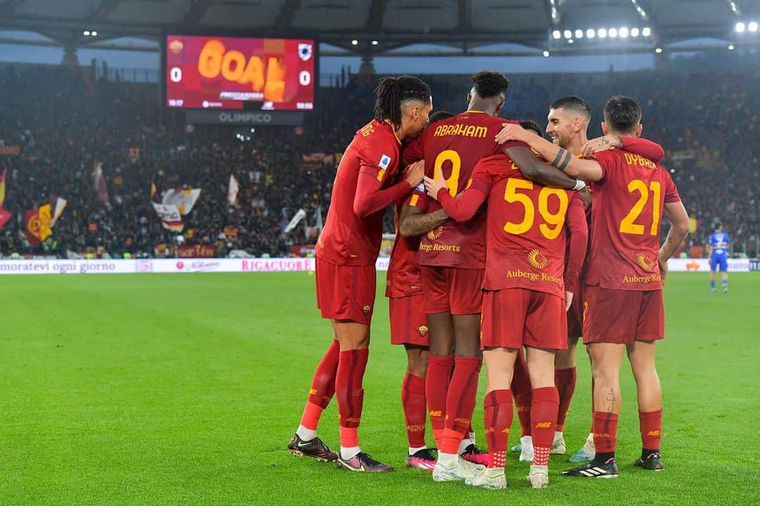 クリス・スモーリングのインスタグラム：「➕3️⃣ 💛❤️ @officialasroma」