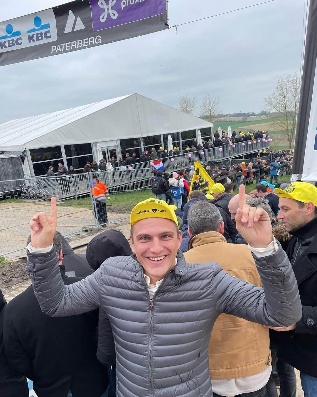 のインスタグラム：「Excited like a little kid, I watched my first @rondevanvlaanderenofficial 💛 Great atmosphere, racing and fans! Thank you @classified.cc for inviting me. Next time we will bring the kids and show them the holy land of cycling 🚴🏼‍♂️👌🏼」