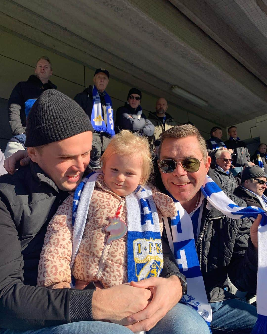 イザベル・オルソンのインスタグラム：「⚽️☀️」