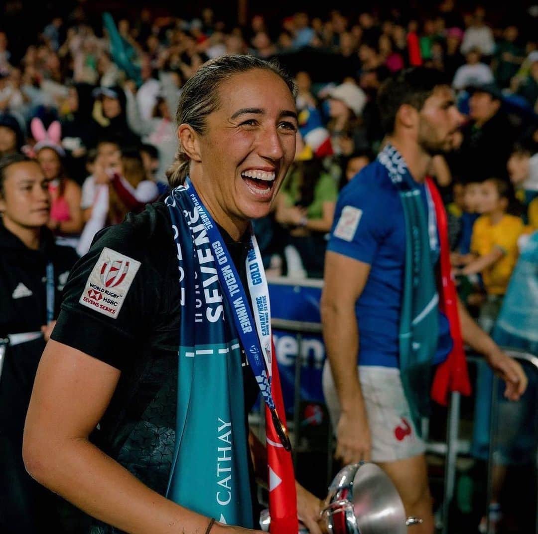 サラ・ゴスのインスタグラム：「What a whirlwind of a tournament.  @hksevens you did not disappoint, the home of 7s knows how to put it on 🙏🏽🖤   #hkchamps #womensseries #5inarow」