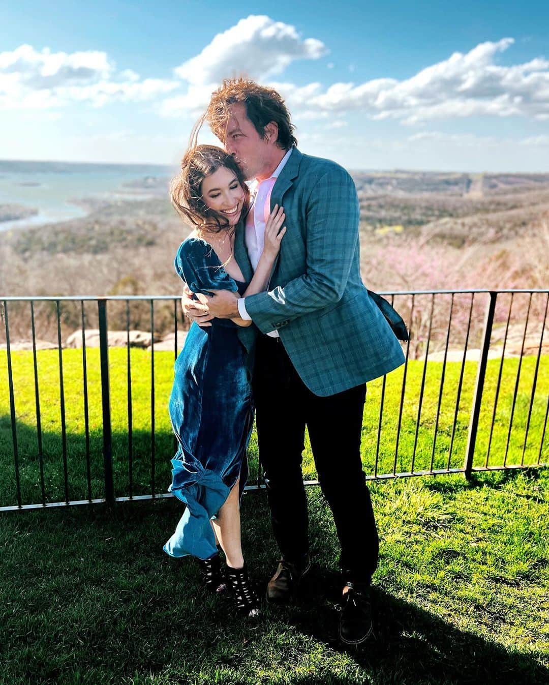 のインスタグラム：「Best weekend with the best crew celebrating @imills3 & @howsweetseritis ! 💍 Love you both so much!! ❤️」