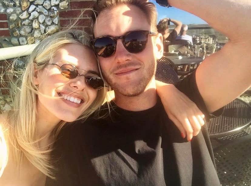 Mollie Kingのインスタグラム：「Sunday nights are for Netflix marathons! Love is Blind here we come! Favourite couples so far?」