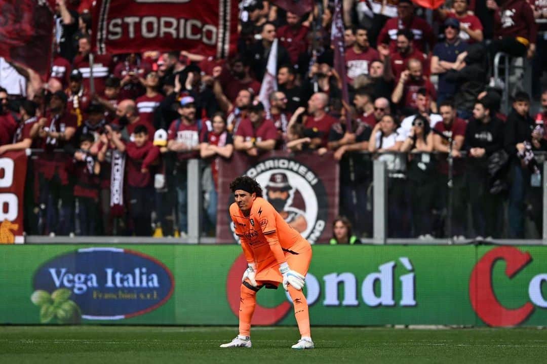 のインスタグラム：「1 punto que nos sigue acercando al objetivo 👊🏻… Gracias a la afición que hizo el viaje!   #NoMemoNoParty #MacteAnimo #ForzaSalernitana」