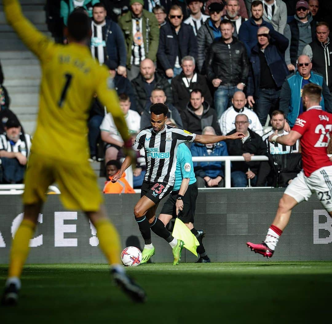 ジェイコブ・マーフィーのインスタグラム：「Love it when St James’ is like that 🤩 BIG win! Big week ahead, let’s go @nufc 🖤🤍」