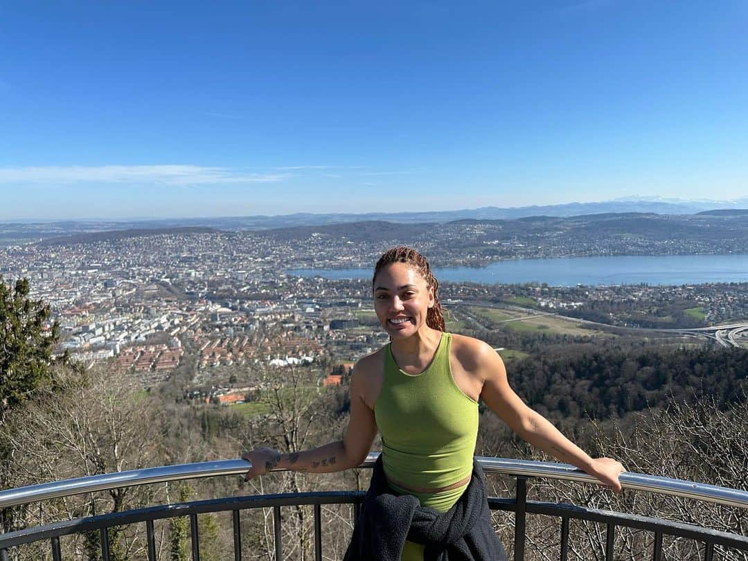 エイヨシャ・カレーのインスタグラム：「Love a good hike! 🏔️」