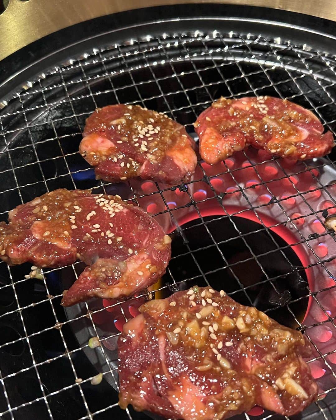 甘糟記子さんのインスタグラム写真 - (甘糟記子Instagram)「石垣島３日目の夕飯は、石垣牛MARUへ！ @ishigakigyumaru   ここも大好きな焼肉屋さんで毎回来てます。 息子殿はすだちご飯が好きなんだけど、今回も無くて残念がってた(＞人＜;) でもお肉美味しい〜と喜んでたのでオッケー！  私はネギバカを頼んで、ネギたっぷりで食べるのが好き！  本当はデザートの求肥の入ったモナカアイスも好きなんだけど、パピルのケーキがあるので我慢！（笑）  我が家の焼肉は勢いよく食べるので、だいたい1時間くらいで食べ終わっちゃうんだよね(〃ω〃)  なので帰り、時間も早かったので少しだけゲーセンに寄り道(≧∀≦)  ずっと気になってたけど来たことなかったの（笑）  広くて綺麗で、 息子殿はパンチングゲームみたいなやつ？2回くらいやって、姫はマリオカートやって、UFOキャッチャーでぬいぐるみ取ってたよ（笑） また荷物増えてる〜  短い時間だけど楽しかったです(^_−)−☆  #石垣牛maru#焼肉#甘糟旅行石垣島#甘糟旅行#家族旅行#春休み#息子殿姫#息子殿#姫」4月2日 20時05分 - norihey924