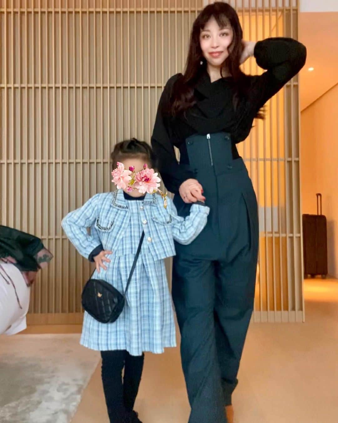 PINKYのインスタグラム：「me & mini me👩🏻👧🏻 　 遺伝子感じるビデオのスクショ📹❤️  ・・・・・・・  #love #happy #family #momlife #daughter #motheranddaughter #母娘 #minime❤️」