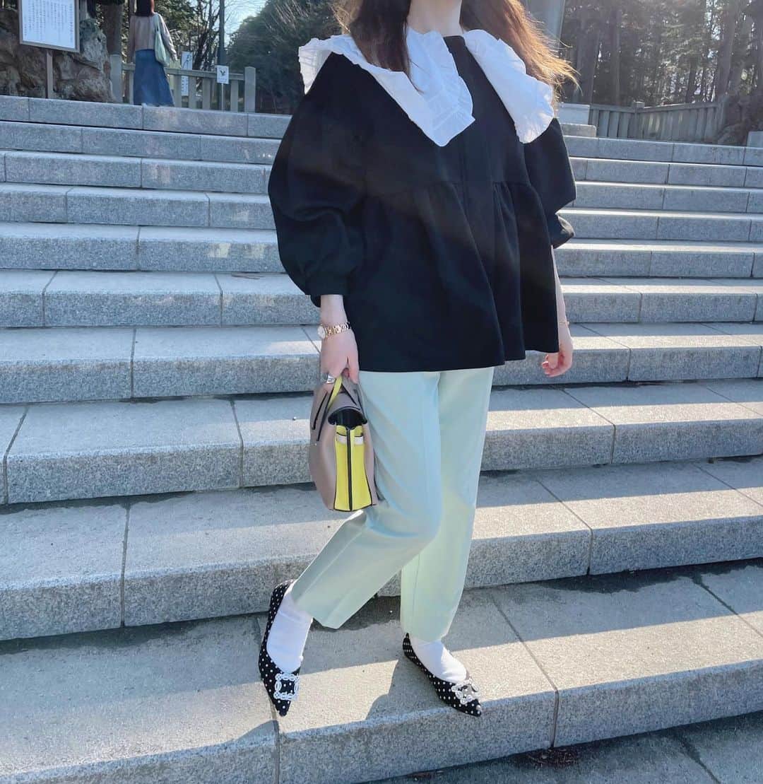 のインスタグラム：「なんだか久しぶりな家族で外出。  春休み初日から次から次へと三兄弟インフルに😱 １週間に4回病院に通うと言う毎日でした😱  やっとみんな復活したので神宮へお散歩に☀️ マイナスイオンをたっぷりと吸って浄化されたー🌱  やっぱり健康が1番✨ なんだか改めて痛感した日々でした。  @coca_official_store のジャケット🤍 Lサイズにして大正解✨ たくさん着回しできそうです💓  5枚目→息子に撮ってもらったけど眩しすぎた🫥 　  #outfits #ootd #coordinate#mood #partegram #coca #ママコーデ #ママファッション #シンプルコーデ #カジュアルコーデ #きれいめコーデ #札幌ママ #大人カジュアル #今日のコーデ」