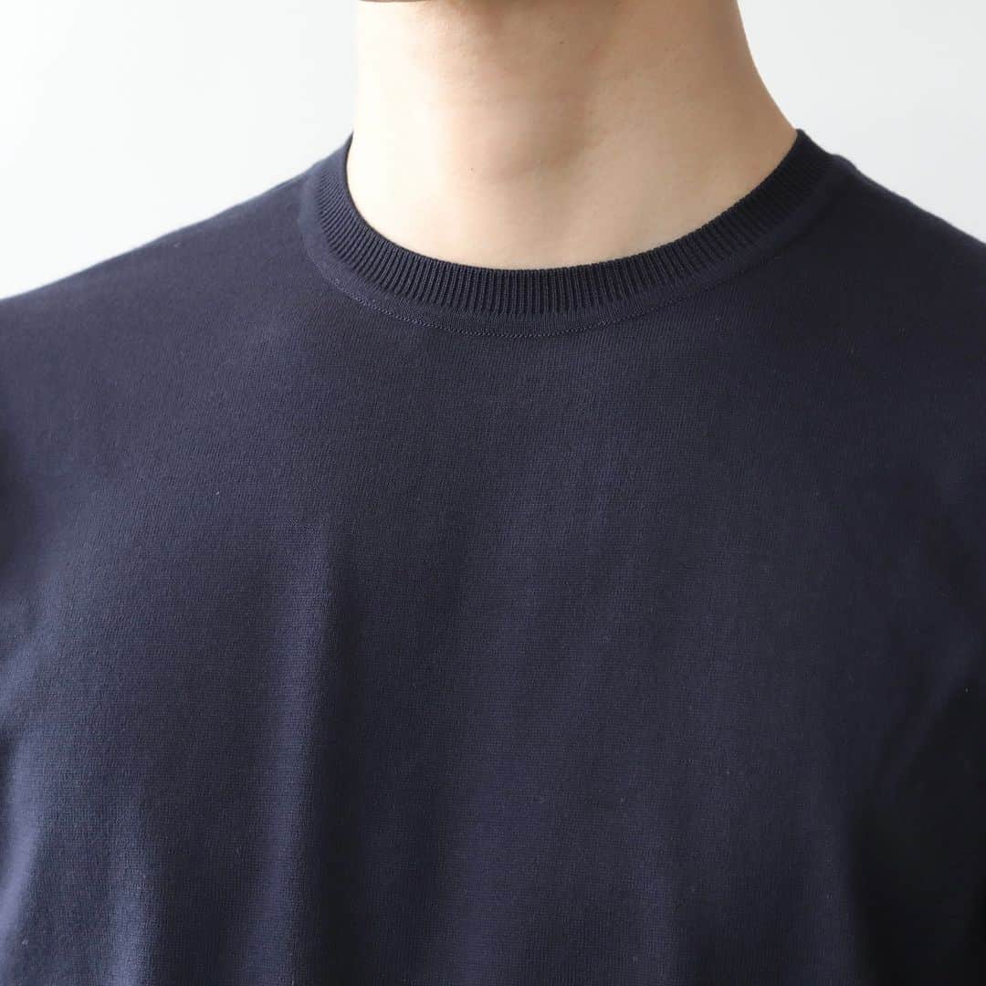 Factelier(ファクトリエ)さんのインスタグラム写真 - (Factelier(ファクトリエ)Instagram)「【感動する、なめらかさ。日本唯一の編み機で作る最高級のサマーニット】 . 希少な素材、希少な編み機で作る、大人のためのサマーニットがついに完成。 . 極上な風合いはもちろん、その着心地のよさも最上級。 . Tシャツ感覚で着られて、きちんと感を演出してくれる一枚です。 . . <特徴> . ■日本唯一の編み機「FF30」が 　生み出すきめ細かなハイゲージ . ■高級綿のギザコットンを使用。手洗いも可能! . ■使いやすい、Tシャツ風のデザイン . ■熟練の職人が作り上げる 　贅沢な希少価値の高いニット . . ▶︎FF30G GIZAコットン半袖クルーネック color：カーキ、ブラック、ネイビー、ホワイト size：M/L/LL price：￥17,600 . . ---------- 語れるもので日々を豊かに . ファクトリエはメイドインジャパンの工場直結ファッションブランドです。 職人の情熱と最高の技術がつまった、人に語りたくなるものを長く大切に使ってもらいたい、そんな想いと共に語れる本物をお届けします。 . ▽公式サイトはプロフィールのURLから @factelier . . #ファクトリエ #factelier #メイドインジャパン #日本製 #ベーシック #良いものを長く #クラフトマンシップ #語れるもので日々を豊かに  #primera #第一ニット #見附ニット #ff30g #ニットt #ニットtシャツ #半袖ニット  #ギザコットン #gizaコットン」4月2日 20時00分 - factelier