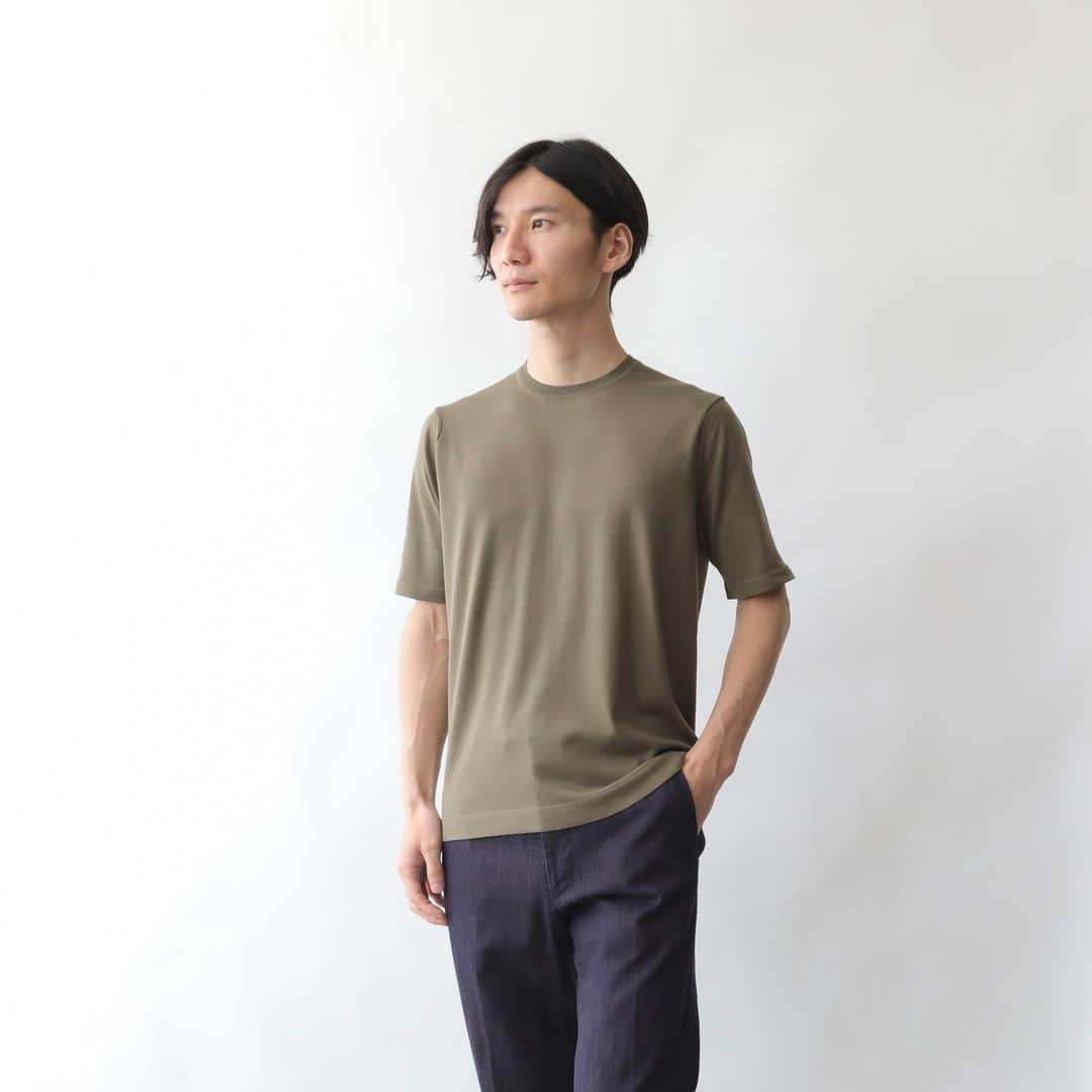 Factelier(ファクトリエ)さんのインスタグラム写真 - (Factelier(ファクトリエ)Instagram)「【感動する、なめらかさ。日本唯一の編み機で作る最高級のサマーニット】 . 希少な素材、希少な編み機で作る、大人のためのサマーニットがついに完成。 . 極上な風合いはもちろん、その着心地のよさも最上級。 . Tシャツ感覚で着られて、きちんと感を演出してくれる一枚です。 . . <特徴> . ■日本唯一の編み機「FF30」が 　生み出すきめ細かなハイゲージ . ■高級綿のギザコットンを使用。手洗いも可能! . ■使いやすい、Tシャツ風のデザイン . ■熟練の職人が作り上げる 　贅沢な希少価値の高いニット . . ▶︎FF30G GIZAコットン半袖クルーネック color：カーキ、ブラック、ネイビー、ホワイト size：M/L/LL price：￥17,600 . . ---------- 語れるもので日々を豊かに . ファクトリエはメイドインジャパンの工場直結ファッションブランドです。 職人の情熱と最高の技術がつまった、人に語りたくなるものを長く大切に使ってもらいたい、そんな想いと共に語れる本物をお届けします。 . ▽公式サイトはプロフィールのURLから @factelier . . #ファクトリエ #factelier #メイドインジャパン #日本製 #ベーシック #良いものを長く #クラフトマンシップ #語れるもので日々を豊かに  #primera #第一ニット #見附ニット #ff30g #ニットt #ニットtシャツ #半袖ニット  #ギザコットン #gizaコットン」4月2日 20時00分 - factelier