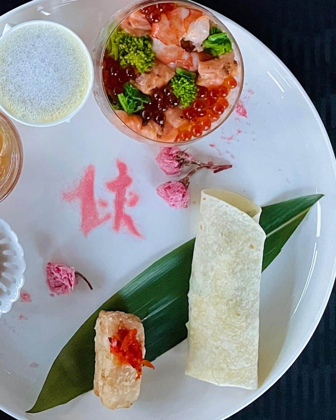 横浜ベイホテル東急［公式］さんのインスタグラム写真 - (横浜ベイホテル東急［公式］Instagram)「// チャイニーズアフタヌーンティーにも春到来！ 注目のセイボリーは、海老やいくら、菜の花で 華やかに彩られた『中華風ちらし寿司』、 アサリのスープなどお花見気分で楽しめるラインナップ。 春を感じるアフタヌーンティーをご堪能ください🌸 . #スーツァンアフタヌーンティー  #アフタヌーンティー #ヌン活  #チャイニーズアフタヌーンティー  #スーツァンレストラン陳  #春メニュー #春スイーツ  #ホテルアフタヌーンティー  #afternoontea #springmenu  #szechwanrestaurant陳  #横浜ベイホテル東急 #ベイ東急de春さんぽ  #みなとみらい #ホテル #みなとみらい線フォト散歩  #にしまろ探検隊  #yokohamabayhoteltokyu  #myyokohama」4月2日 20時00分 - yokohamabayhoteltokyu