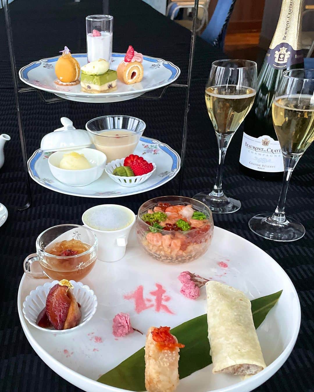 横浜ベイホテル東急［公式］さんのインスタグラム写真 - (横浜ベイホテル東急［公式］Instagram)「// チャイニーズアフタヌーンティーにも春到来！ 注目のセイボリーは、海老やいくら、菜の花で 華やかに彩られた『中華風ちらし寿司』、 アサリのスープなどお花見気分で楽しめるラインナップ。 春を感じるアフタヌーンティーをご堪能ください🌸 . #スーツァンアフタヌーンティー  #アフタヌーンティー #ヌン活  #チャイニーズアフタヌーンティー  #スーツァンレストラン陳  #春メニュー #春スイーツ  #ホテルアフタヌーンティー  #afternoontea #springmenu  #szechwanrestaurant陳  #横浜ベイホテル東急 #ベイ東急de春さんぽ  #みなとみらい #ホテル #みなとみらい線フォト散歩  #にしまろ探検隊  #yokohamabayhoteltokyu  #myyokohama」4月2日 20時00分 - yokohamabayhoteltokyu