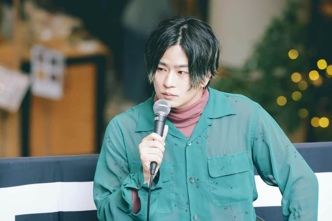 三原健司のインスタグラム：「俺はよく"色んなアーティストのライブに行ってください"という話をするんよね。自分自身ライブを通して歌を通して人生が変わったし、他のアーティストの音楽や言葉に生かされて今があると思ってる。  そのアーティストの"生き様"が1番心に受けとれるからこそ俺はライブに足を運ぶことを勧めています。  そんな自分の日常にある"ライブ"についての話をグダグダできるラジオをやりたいんですよねー。って話です。 なんとFM Nack5にてレギュラーラジオが決定しました。  FM Nack5 「OFF KEN RADIO」 毎週土曜日21:30〜22:00  もちろん観てきたライブ全部良かったー！なんて嘘はつけない。正直人からお金を取っていいレベルじゃないライブも観てきてる。 曲は良いけどライブ微妙やなー。みたいな人もいたり昔の勢いに頼って今余裕かましてダサい人もいるし。なんでも紹介するよ。ってスタンスでいたくないのが本音。  だからこそ良いものは良いって伝えれる正直さを持って30分語り続けたいと思います。 アーティストの想いや繊細な感覚をしっかり言葉に変えて伝えていきたいと思ってる。フレデリックも含めて。 いつまで続くのかわからんけど毎週土曜日の楽しみのひとつとして聴いていただけると嬉しいです。お願いします。」