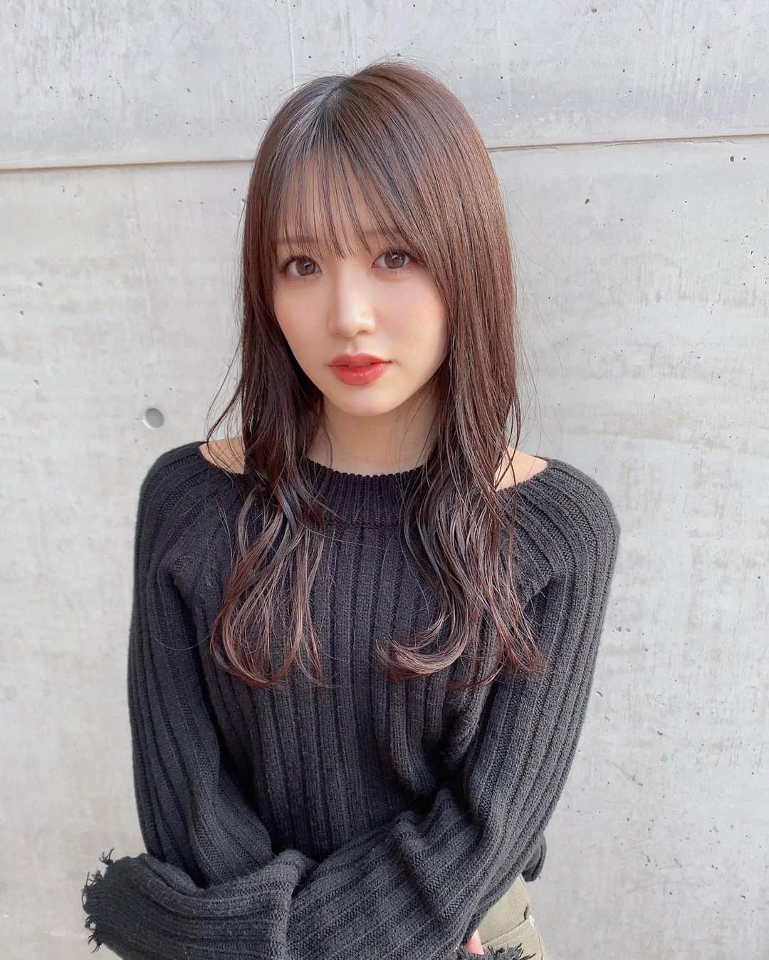 坂田心咲のインスタグラム：「. アウターなしで過ごせる気温がいちばん好き🐣♡  #NMB48 #坂田心咲 #アイドル #05 #jk #ljk #黒ニット #肩出しニット #LARME #ラルムメルティシリーズ #ピーチマカロン」