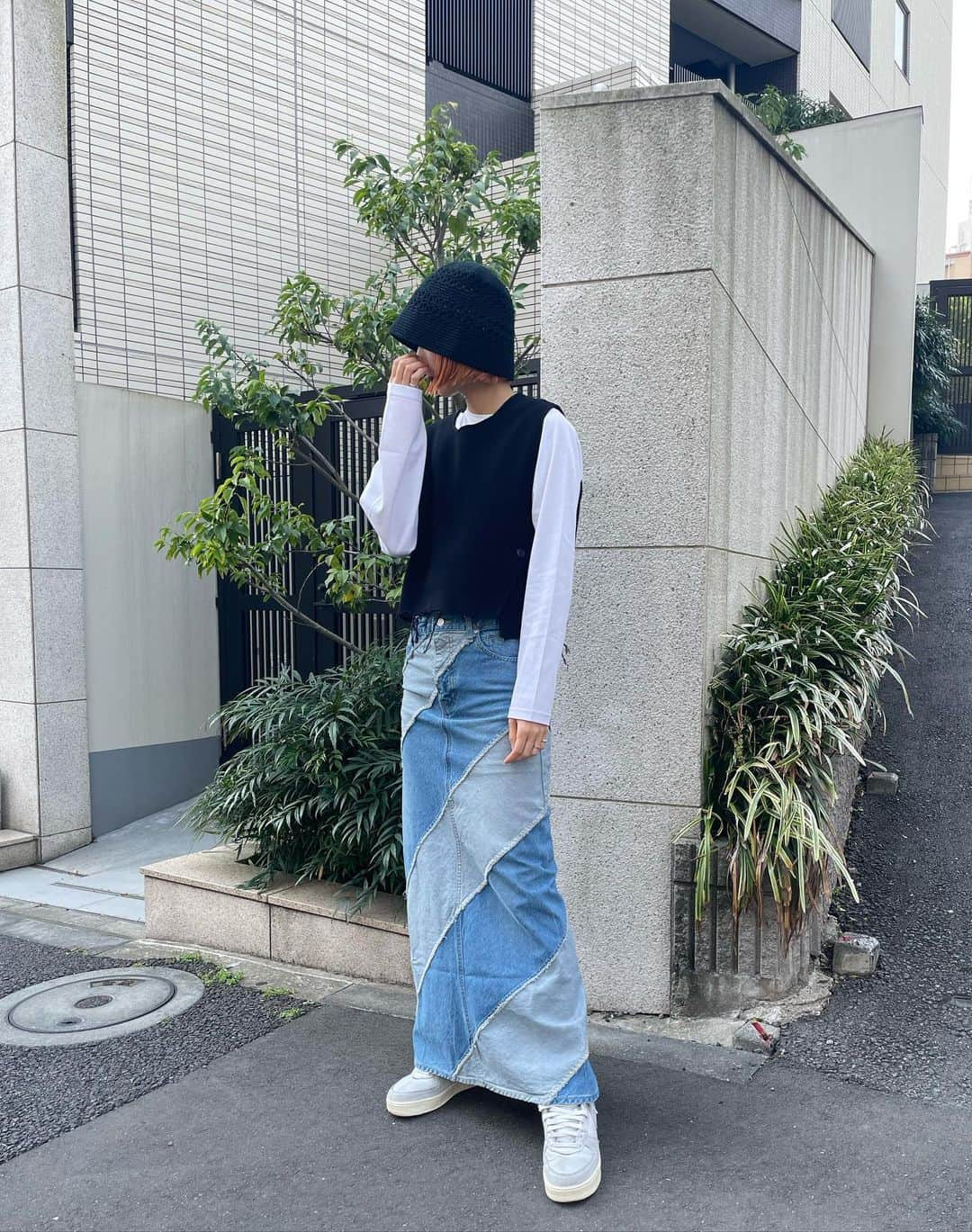 Yukano Nojiriのインスタグラム：「気付いたらあっという間に春になってて、まだ全然春服買ってなくて慌ててます。 カットソーにデニムのシンプルも好きやけど、ベスト重ねるのも良いよねん✌🏻」