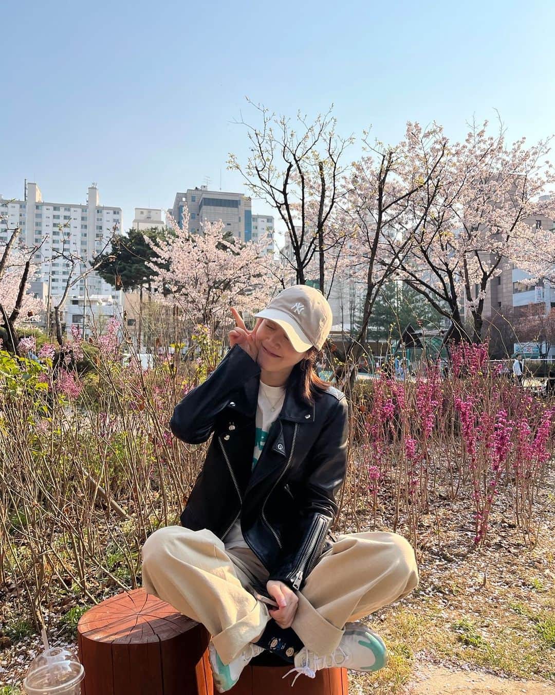 シン・ゴウンのインスタグラム：「나도오늘 보고와쏘 벚꼬ㅊ🌸 룰룰루🎶」