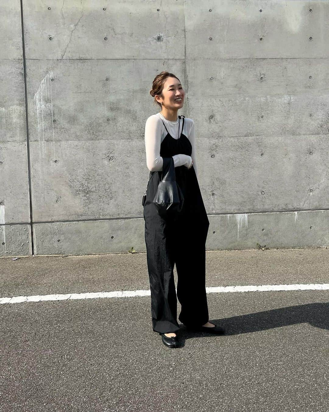 yan___5さんのインスタグラム写真 - (yan___5Instagram)「pop upのときの服の質問があったので (ありがとうございます☺️ このコーデでしたー♡  サロペ　@earthy__official  トップス　#clane #モノトーン#シンプルコーデ」4月2日 20時04分 - yan___5