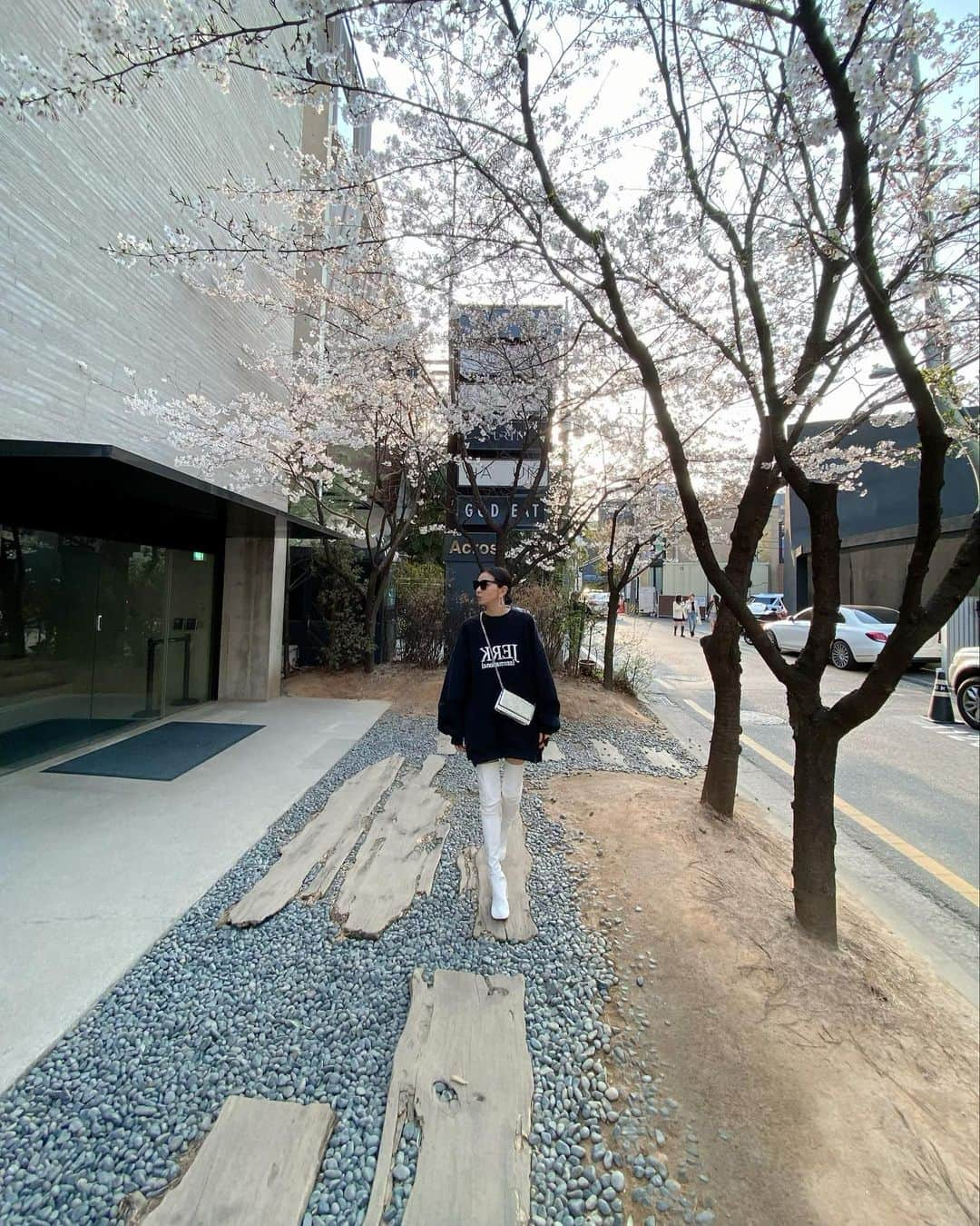 森下紀子さんのインスタグラム写真 - (森下紀子Instagram)「. 🌸🇰🇷🥰 #HAUSDOSAN  #ootd  #韓国でもお花見できた #やっぱり狎鴎亭エリア好き♡ #安心してください履いてますよ」4月2日 20時04分 - noriko_morishita_