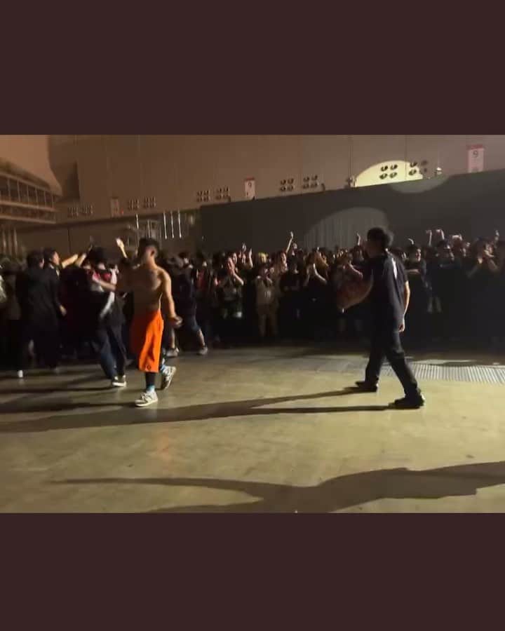 kazunari_officialのインスタグラム：「knotfest Japanにて上裸でWODやってる人がいたら私です  99%元に戻ってるから早くあと1% それまで待ち続けるし戦い続ける 早く全身怪我だらけ汗だく声を枯らしながら全身全霊の大人の遊びを本気で楽しみたい とりまめちゃくちゃ楽しかった」