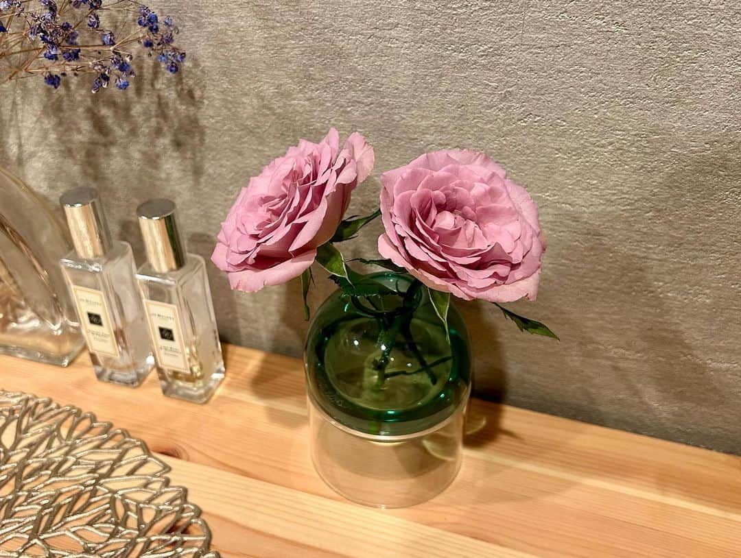 飯野詩帆さんのインスタグラム写真 - (飯野詩帆Instagram)「くすみピンクのローズ。  新年度ということで、花瓶のお花を変えました💐  明日から新生活が始まる方も多いと思います。 気持ちを新たに、でも力を抜いて。 1日1日を楽しみましょう☺️  #新年度 #花 #切り花 #花のある暮らし  #バラ #ローズ #ローズピンク #くすみピンク #春カラー  #ドライフラワー #かすみ草 #かすみ草ドライフラワー」4月2日 20時09分 - shiho.1180