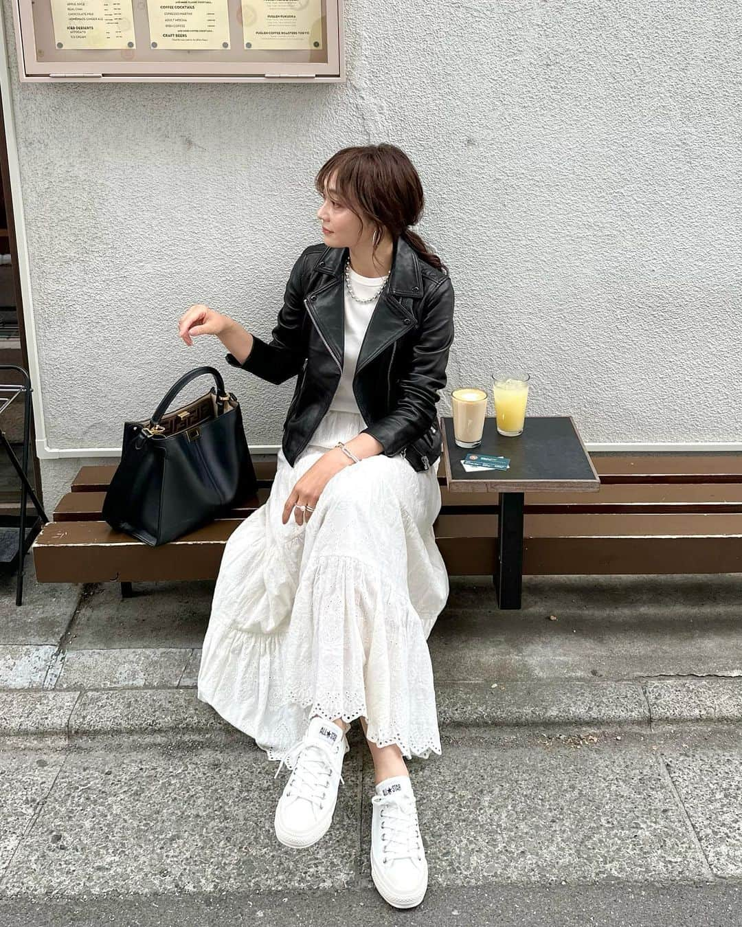 yoko178loveさんのインスタグラム写真 - (yoko178loveInstagram)「#coordinate  #fuglentokyo  ラテが美味しかった✨  着心地柔らかなレザージャケットには コットンスカートとコンバースが マイベーシック  今までもこれからも ずっと好きな組み合わせ♡  jacket  @allsaintsjapan  shoes  @converse_jp × @madisonblue_official  T-shirt @uniqlo_jp  skirt  数年前で不明。。🙏  #allsaints #オールセインツ #レザージャケット #ライダースジャケット #allsaintsjapan #モノトーンコーデ #monotone #大人カジュアル #converse #converseallstar #uniqlo #ユニクロ」4月2日 20時15分 - yoko178love